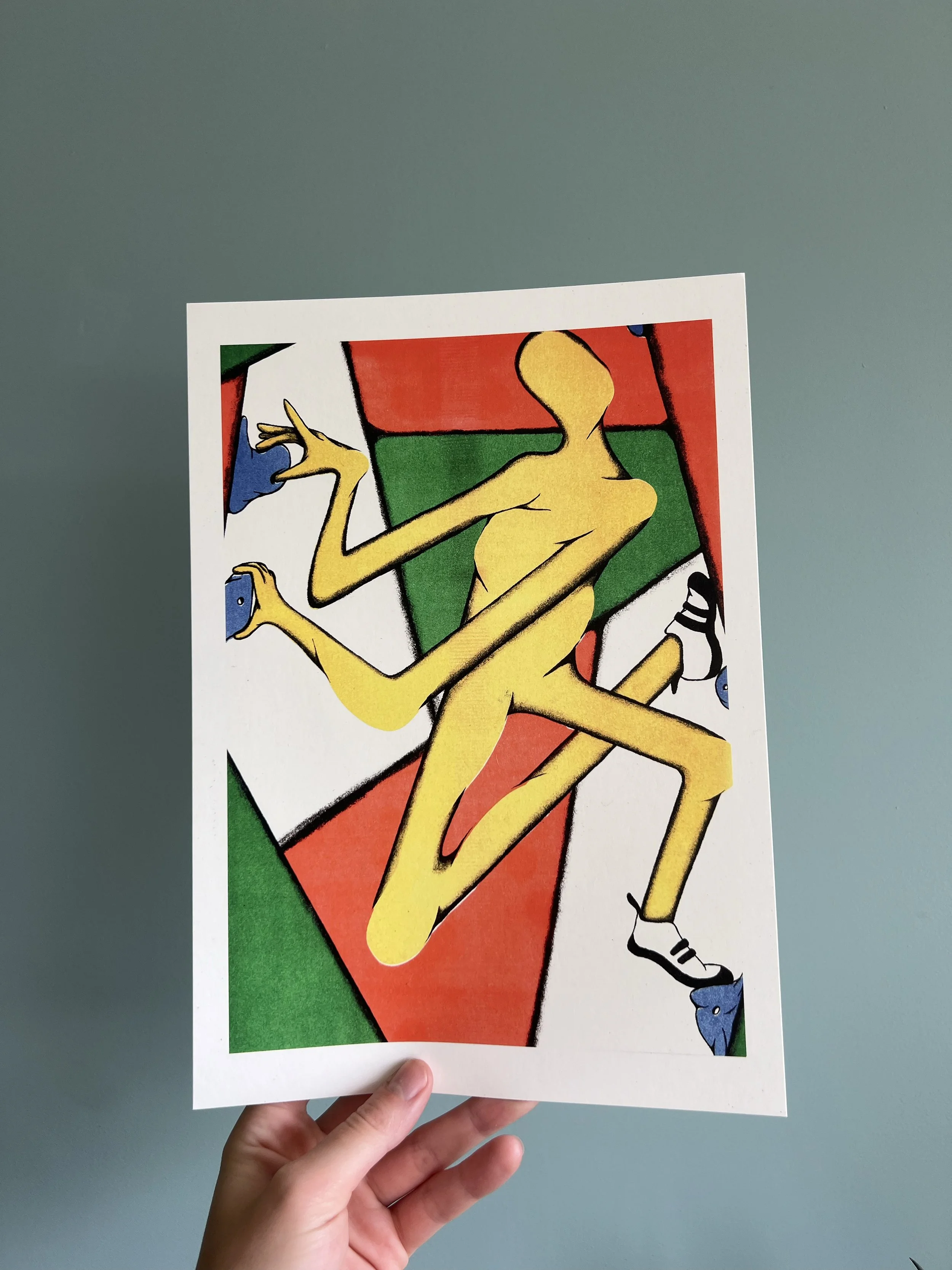 Een kunstwerk met een abstracte afbeelding van een menselijke figuur met meerdere armen en benen, in gele kleur, tegen een kleurrijke achtergrond met rood, groen, blauw en wit.