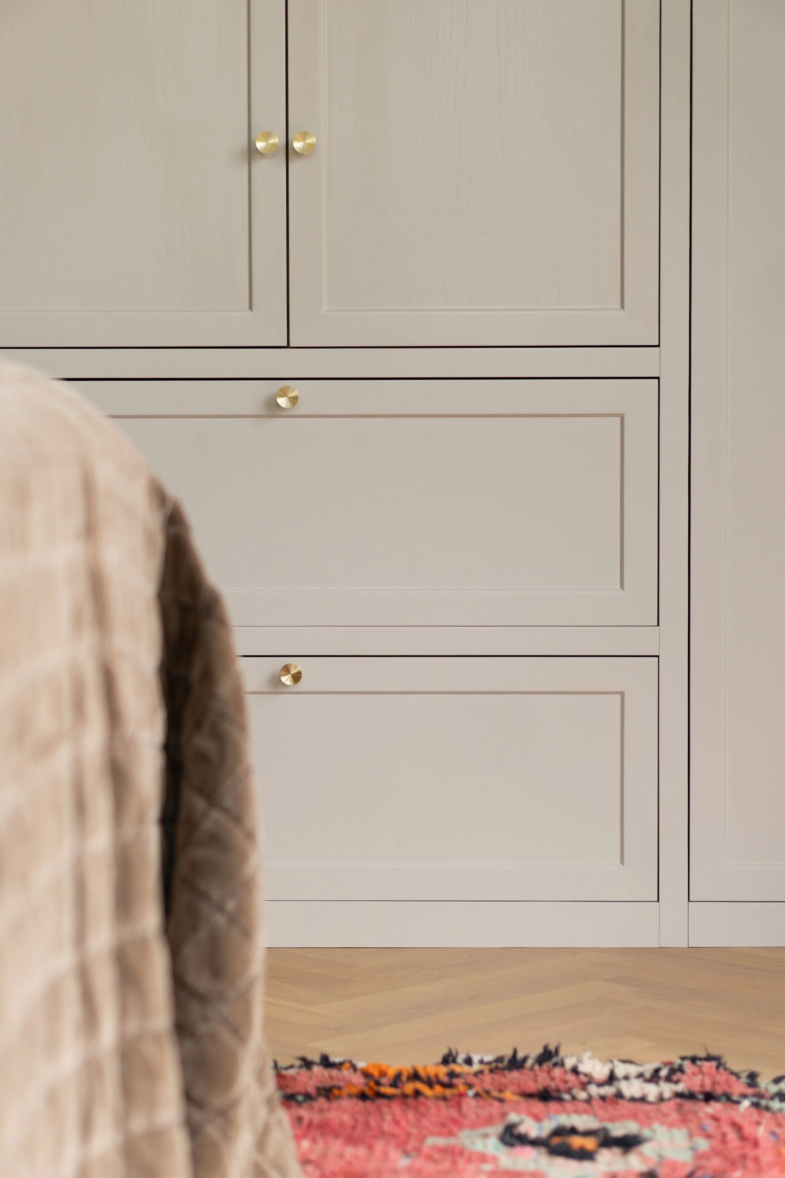 Garderobeskab med shakerlåger i soveværelset