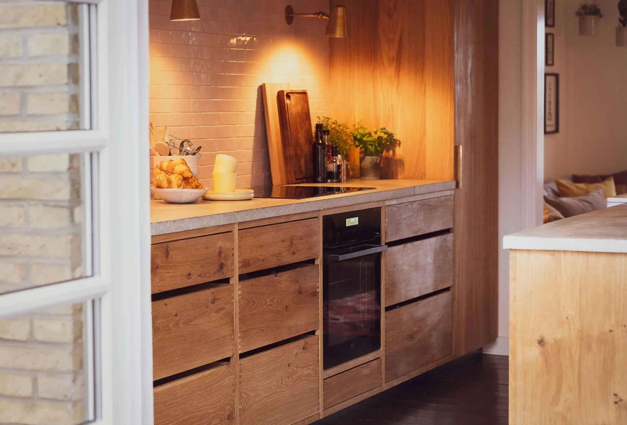 Kirk-og-Janus-k%C3%B8kken-fuld-bredde.jpg (Copy) (Copy)