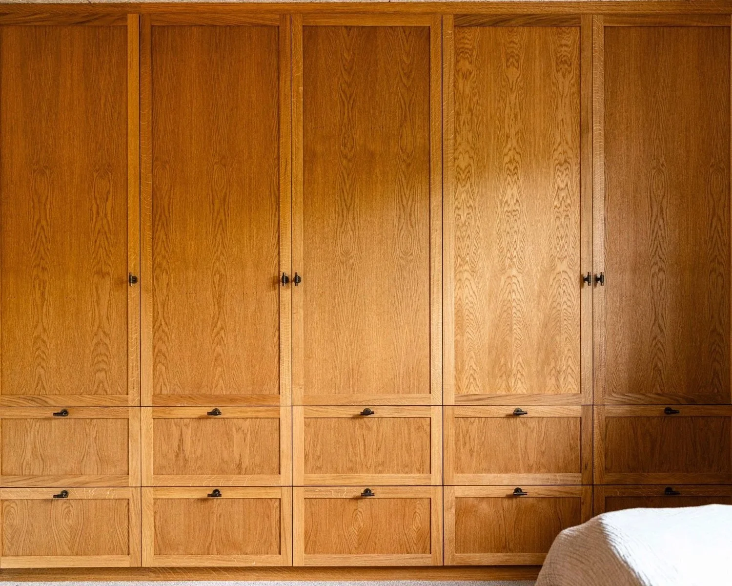 Thur%C3%B8-snedker-garderobe-fuld-bredde.jpg