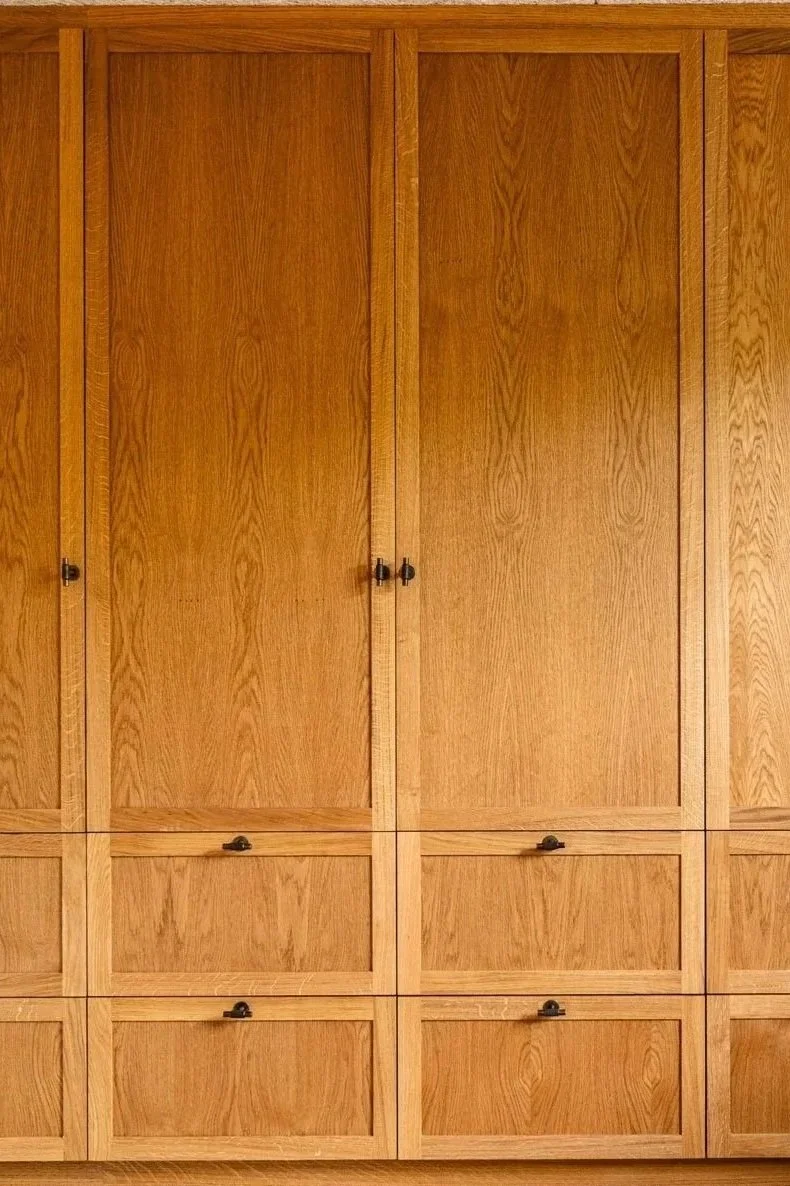 Thur%25C3%25B8-snedker-garderobe-fuld-bredde.jpg