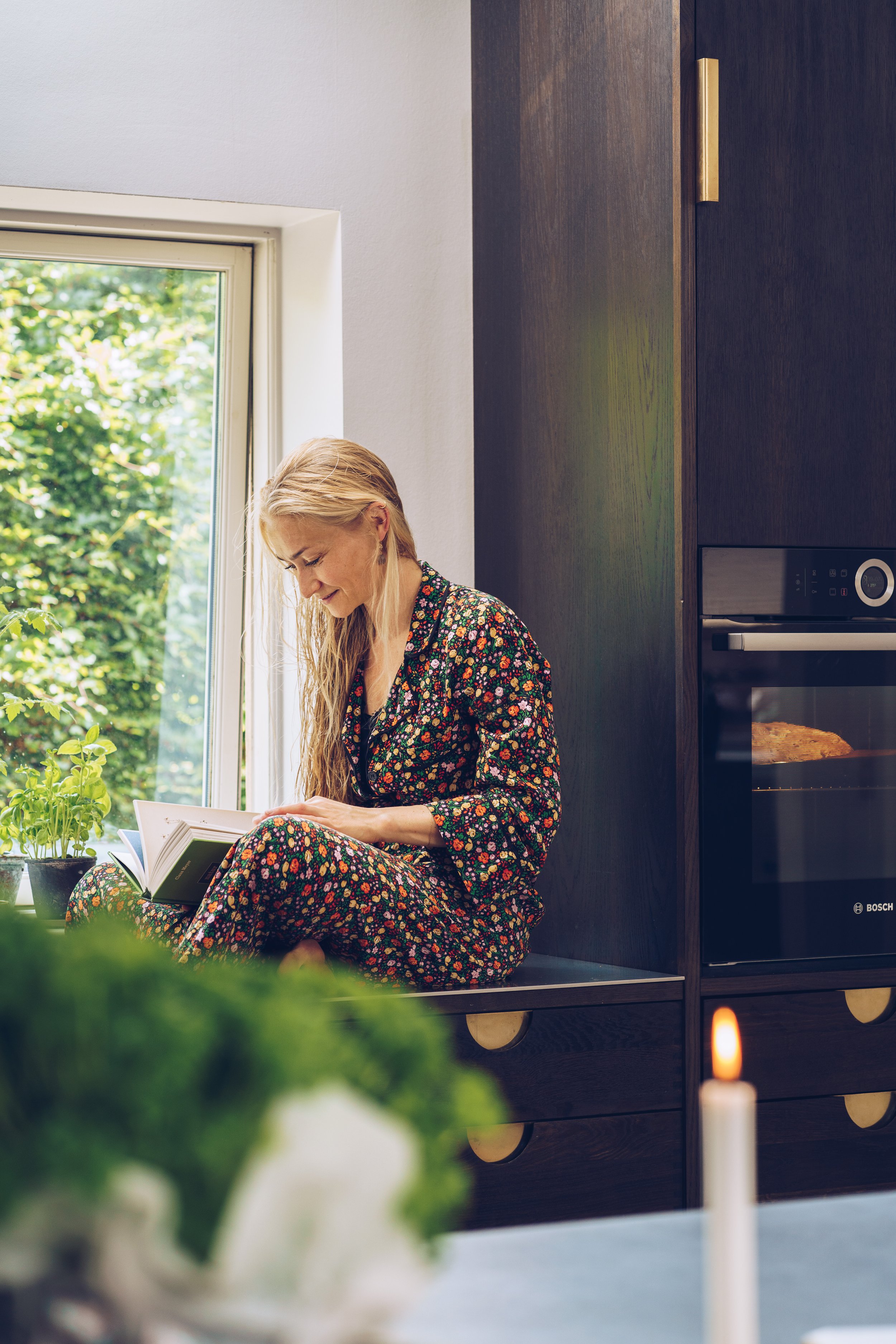 Signe i sit snedkerkøkken i Allerød