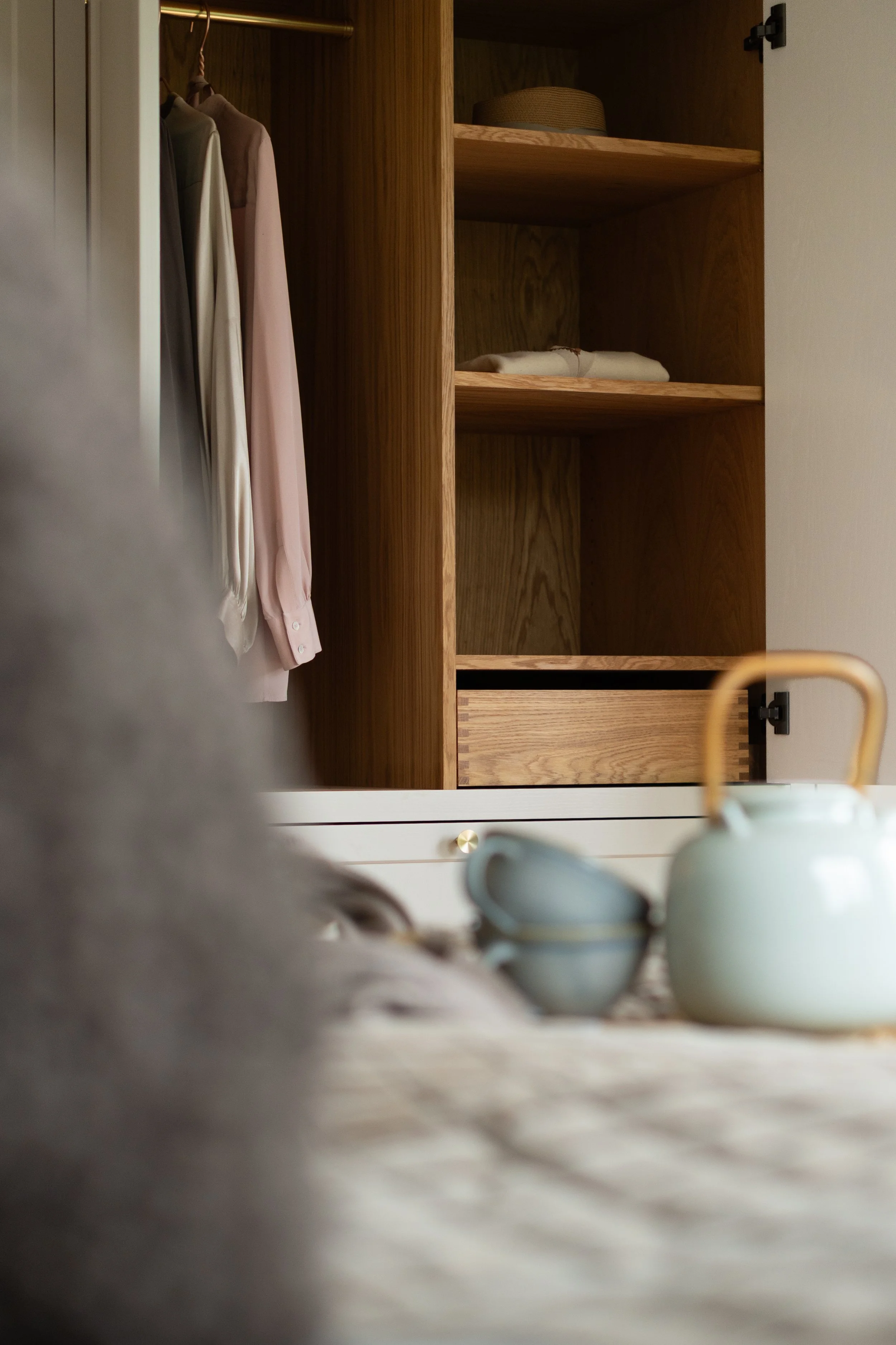Bøjlestang og hylder i massivt egetræ i snedkergarderobe