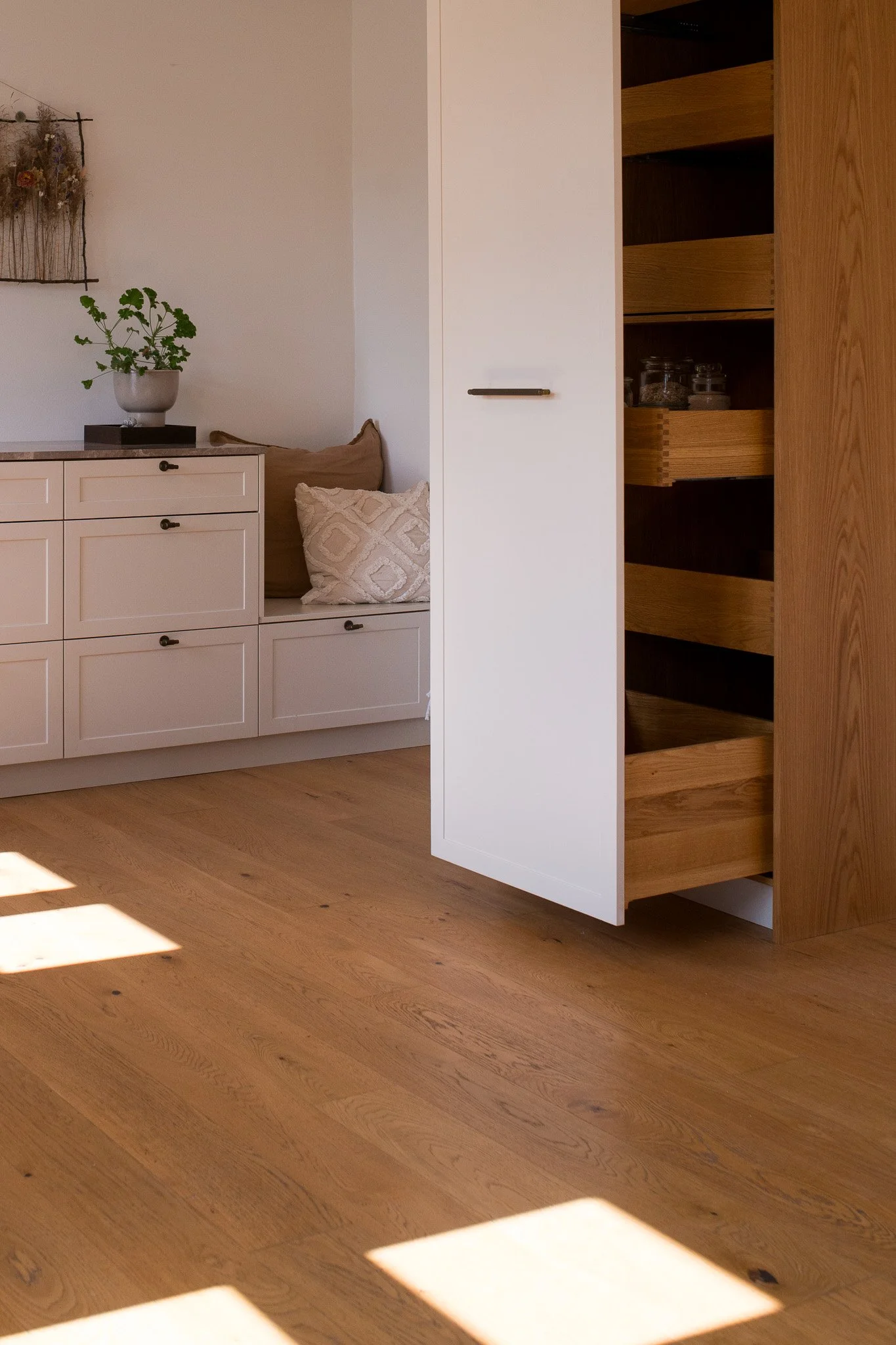 Shakerkøkken i vores showroom med integreret siddeplads