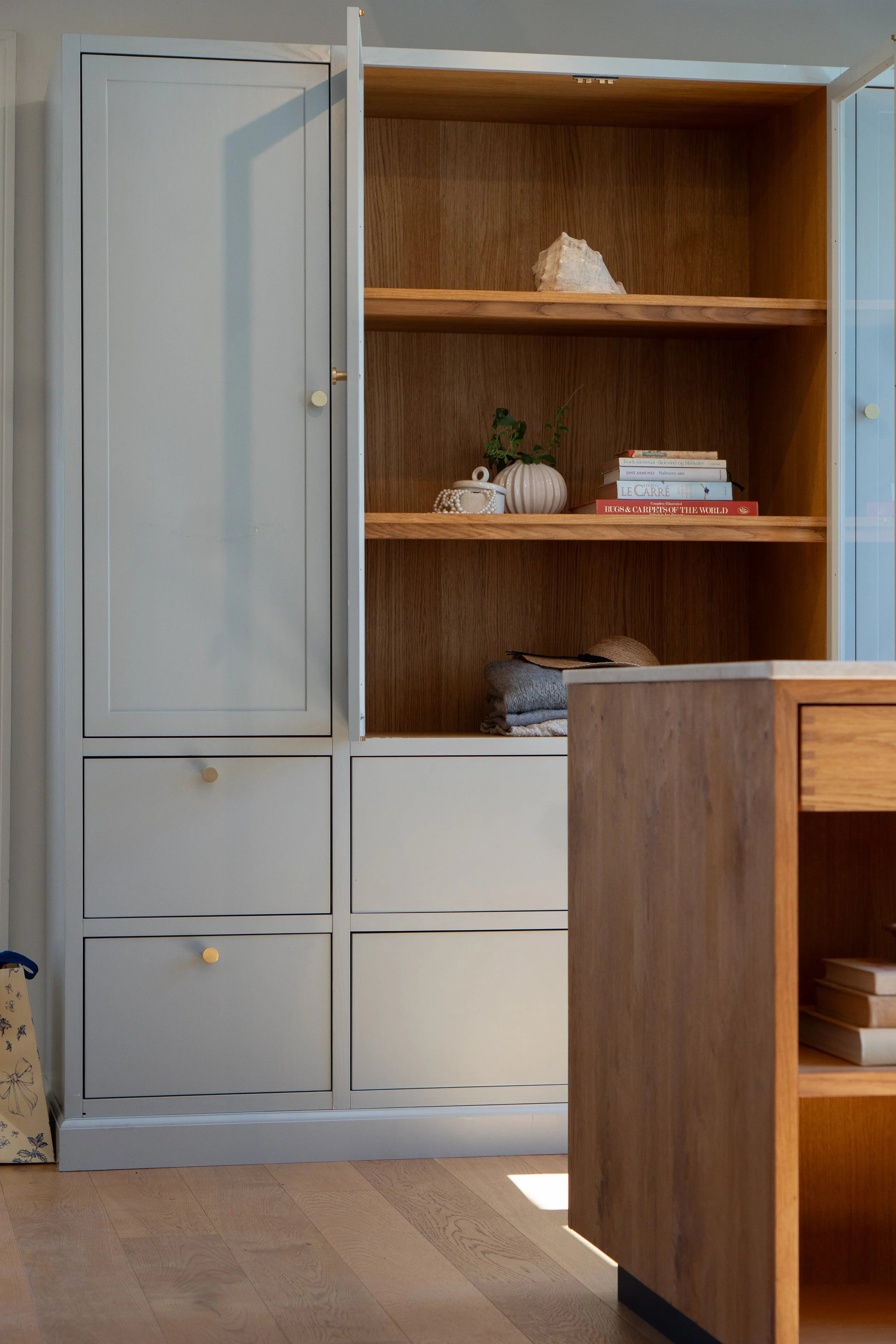Vitrineskab integreret i garderobe