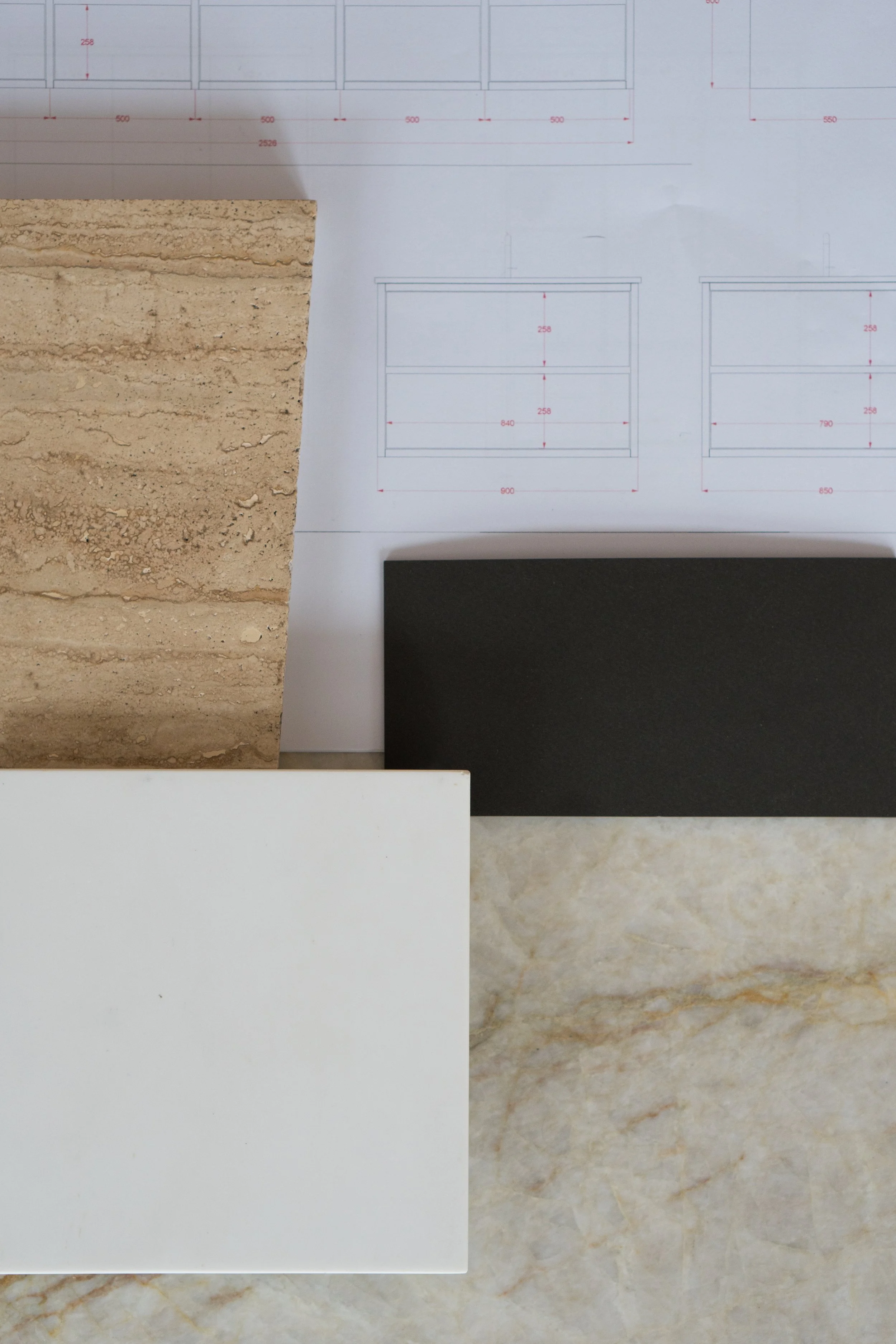 Sort linoleumskøkken hos Trine & Bent på Amager