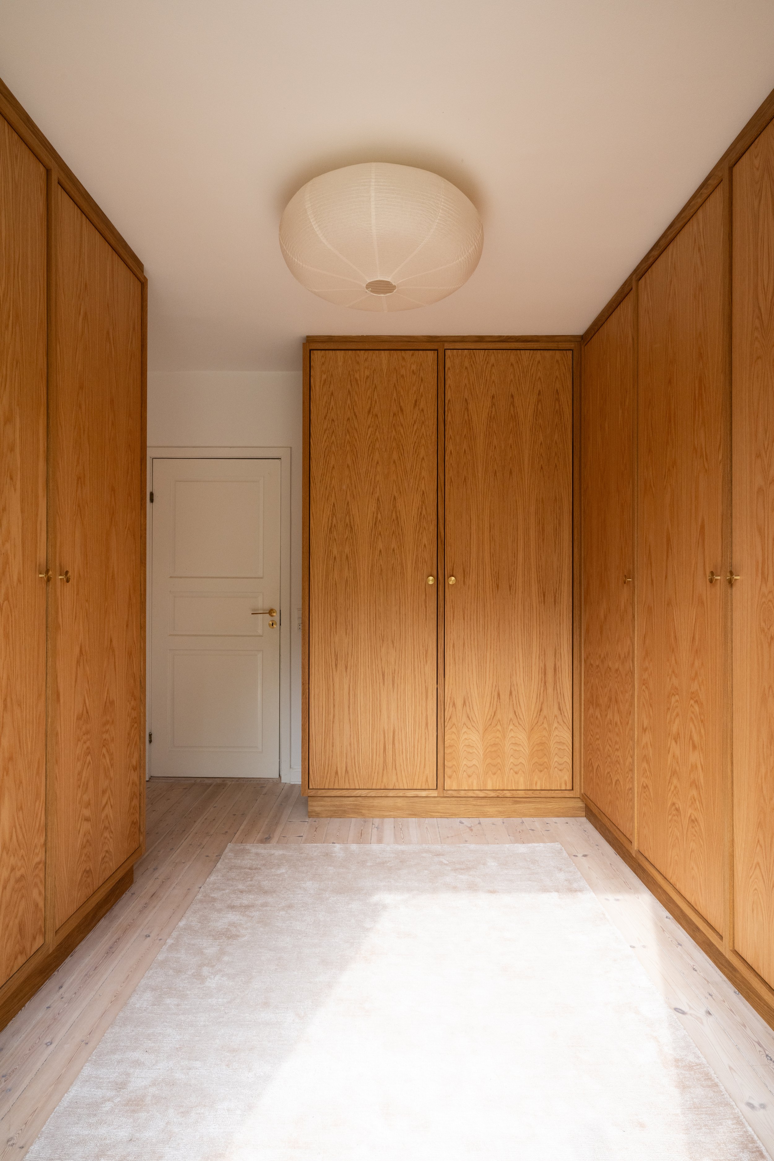 Tina-Murad-Odense-Garderobeskabe-Egetræ-Finer-Massivt-51.jpg