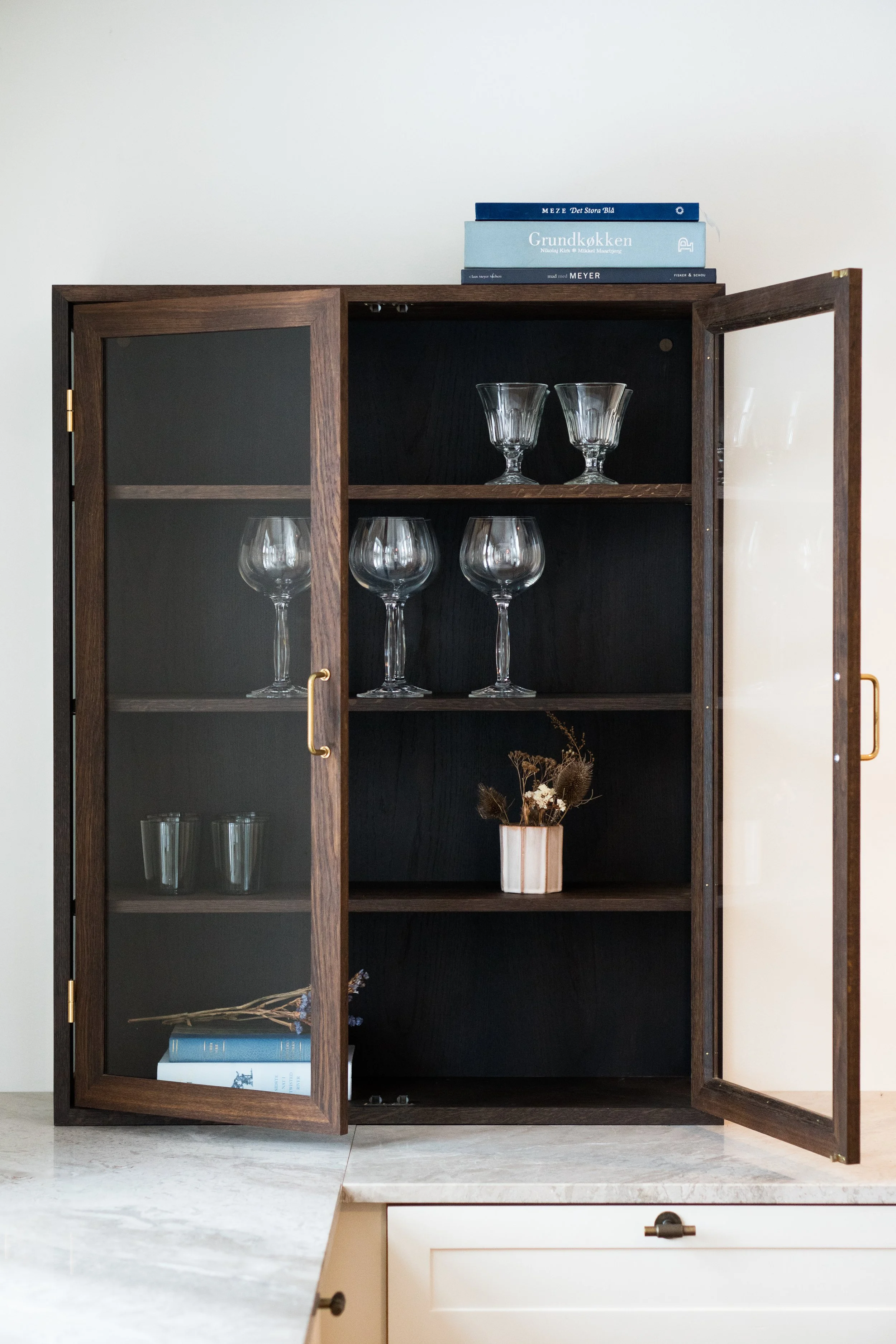 Vitrineskab i røget eg i showroom