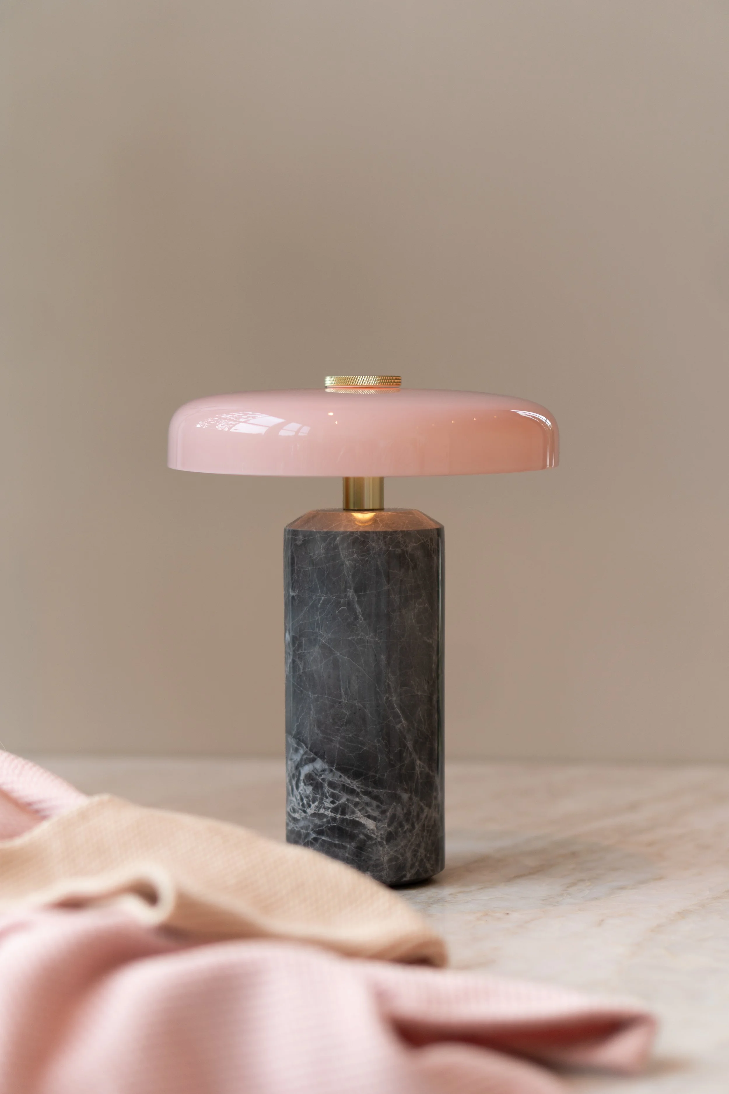 Bordlampe i marmor på kommode i soveværelset
