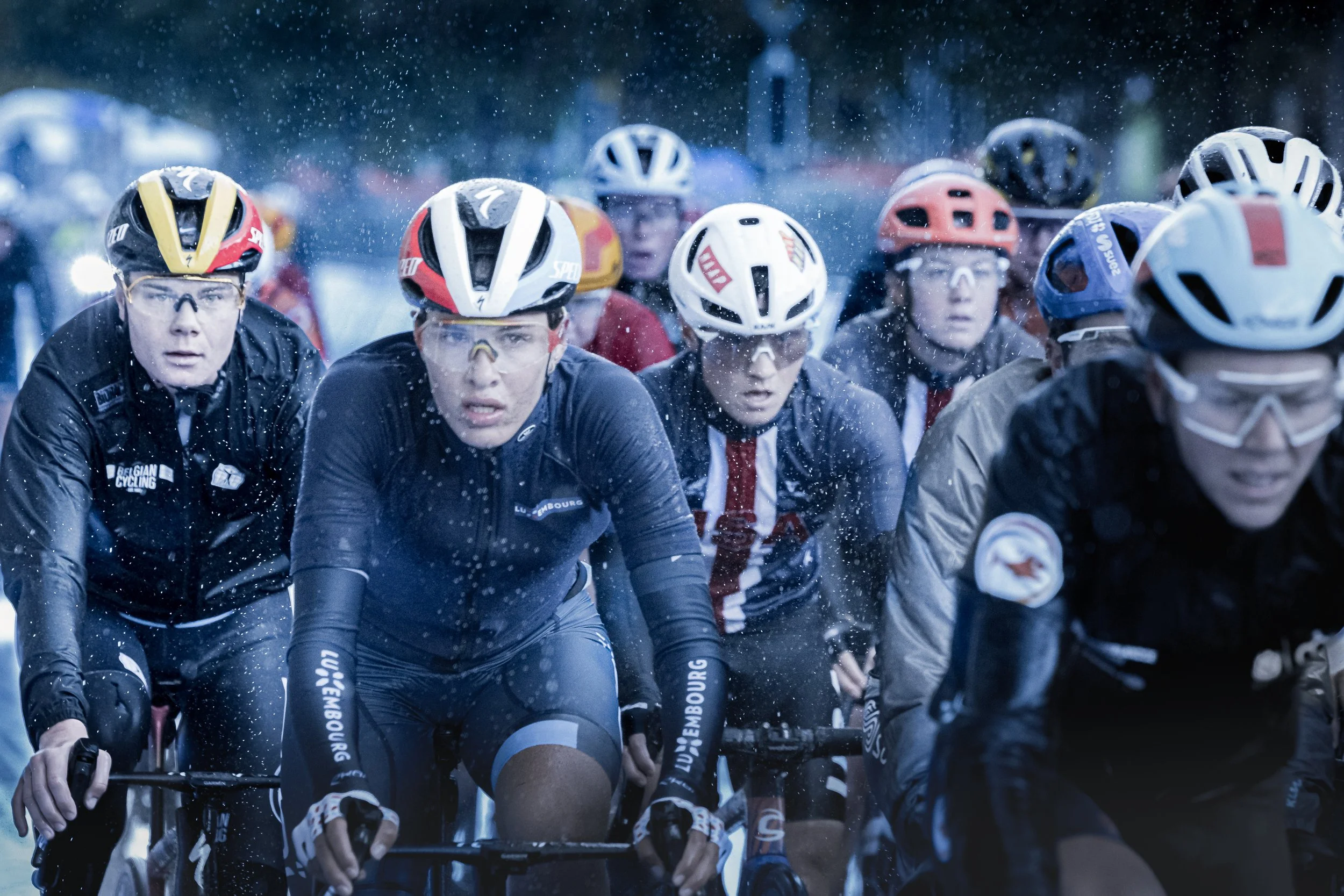 Lotte Kopecky shelters in the peloton en route to victory at the World Championships - Zurich - 2024