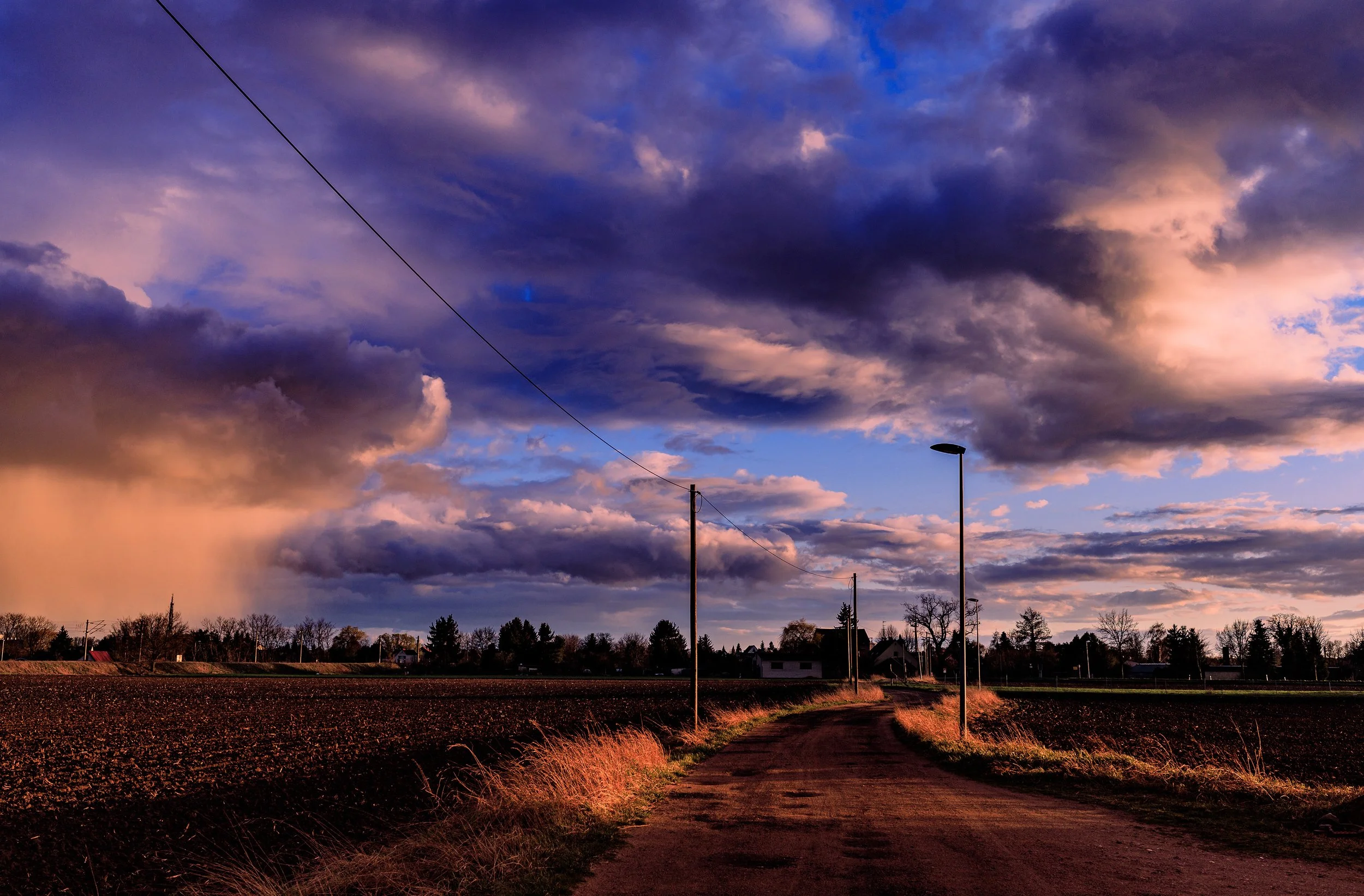 Sonnenuntergang nach einem Gewitter. Stark bearbeitet um die Dramtik des Himmels und des Wetters zu betonen.