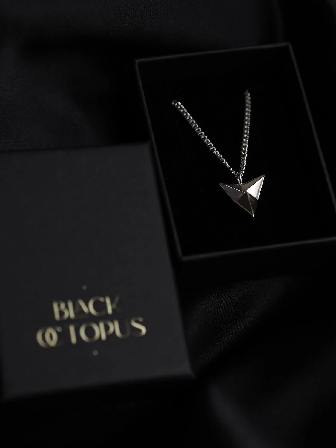 Silver arrowhead pendant necklace with box