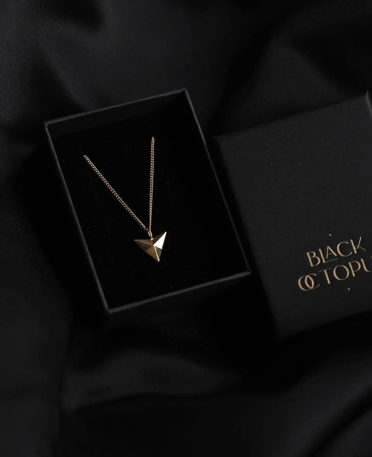 Gold arrowhead pendant necklace