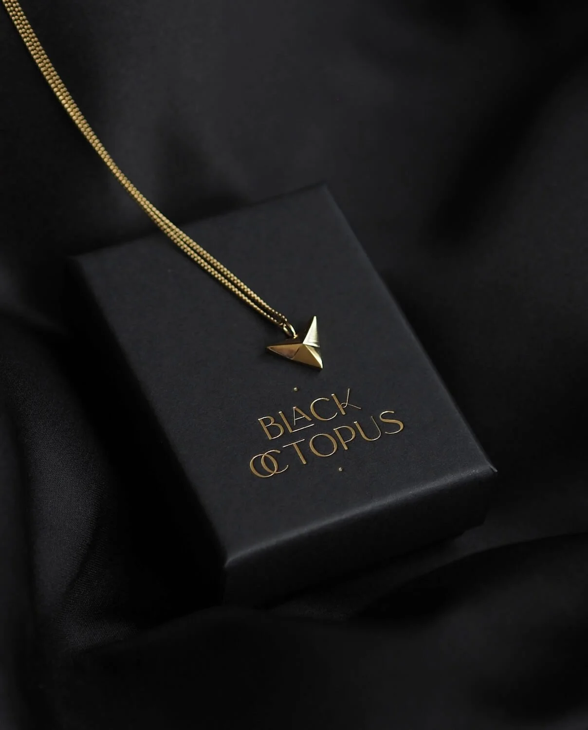 Gold arrowhead pendant necklace