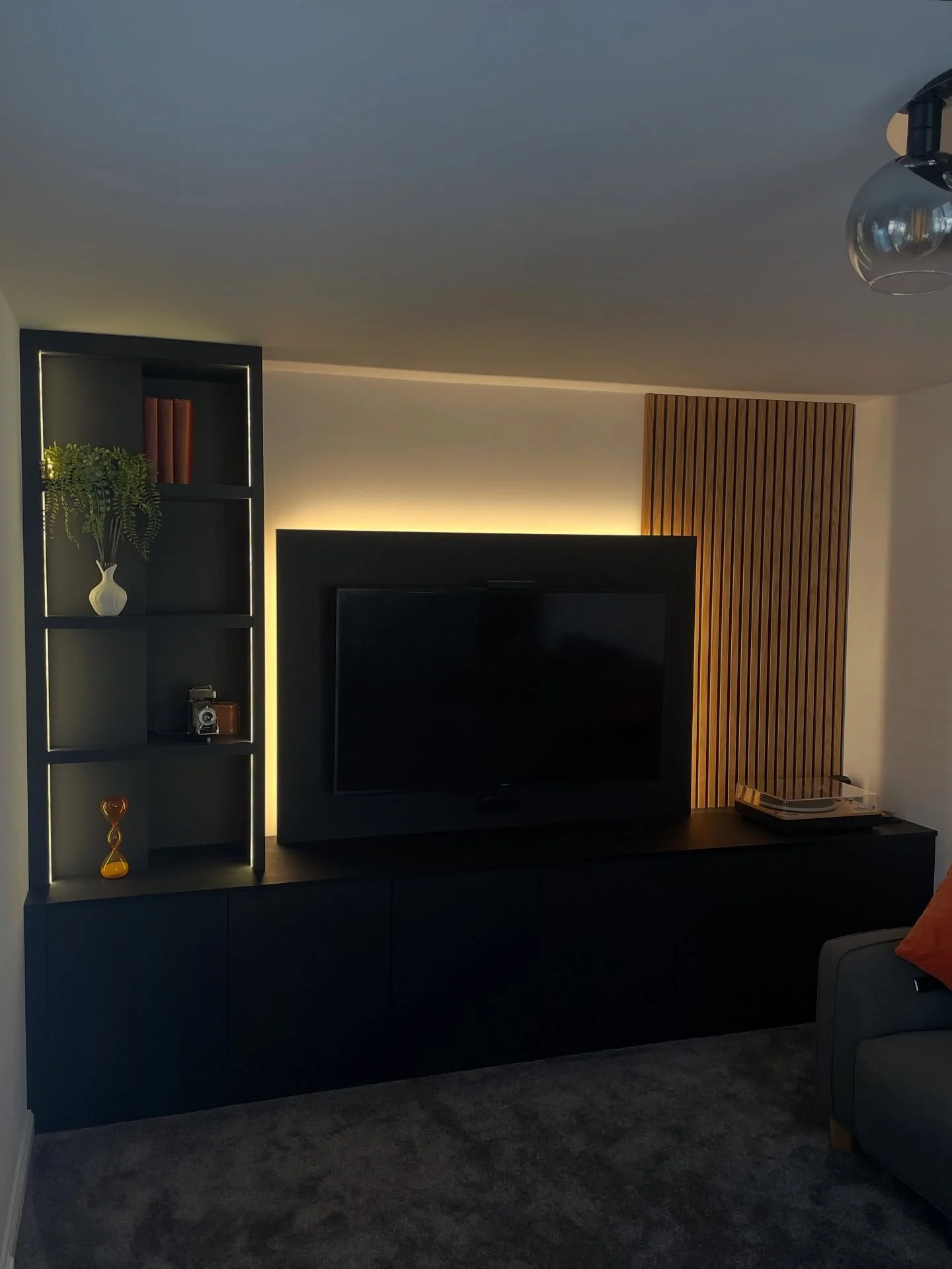 A fully bespoke, modern, matte black media unit completed recently for some more happy clients!

Boasting a subtly lit shelving unit, beside the back lit tv panel (Remote controlled and dimmable from @hranipexuk ) and some @blum_uk push to open doors