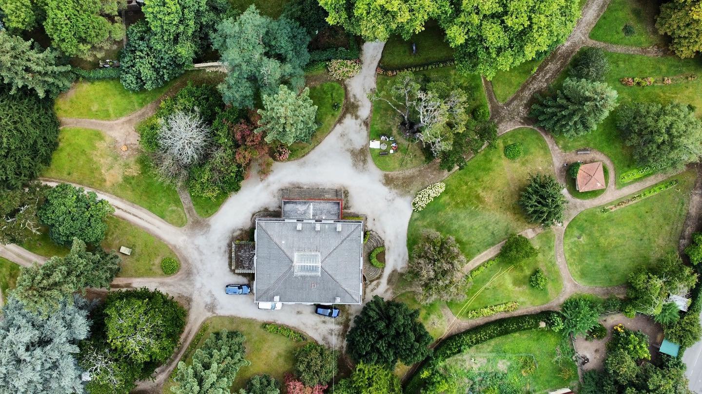 🇪🇸 Una visi&oacute;n poco habitual del Pinon&hellip;.. esperemos que os guste, a nosotros nos encanta!! Aqu&iacute; se puede ver todas las posibilidades que nos ofrece el magn&iacute;fico jard&iacute;n y se puede apreciar el tama&ntilde;o de los ar