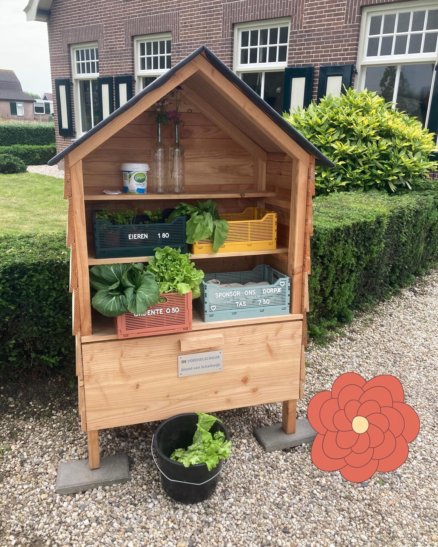 Wist je dat we &eacute;&eacute;n verkoopstalletje aan de weg hebben? Nu de moestuin uit z&rsquo;n voegen barst, kun je binnenkort lekkere groente uit eigen tuin kopen. Ook vind je in het stalletje zelfgemaakte jam, eitjes en boeketten van @tuinvolblo