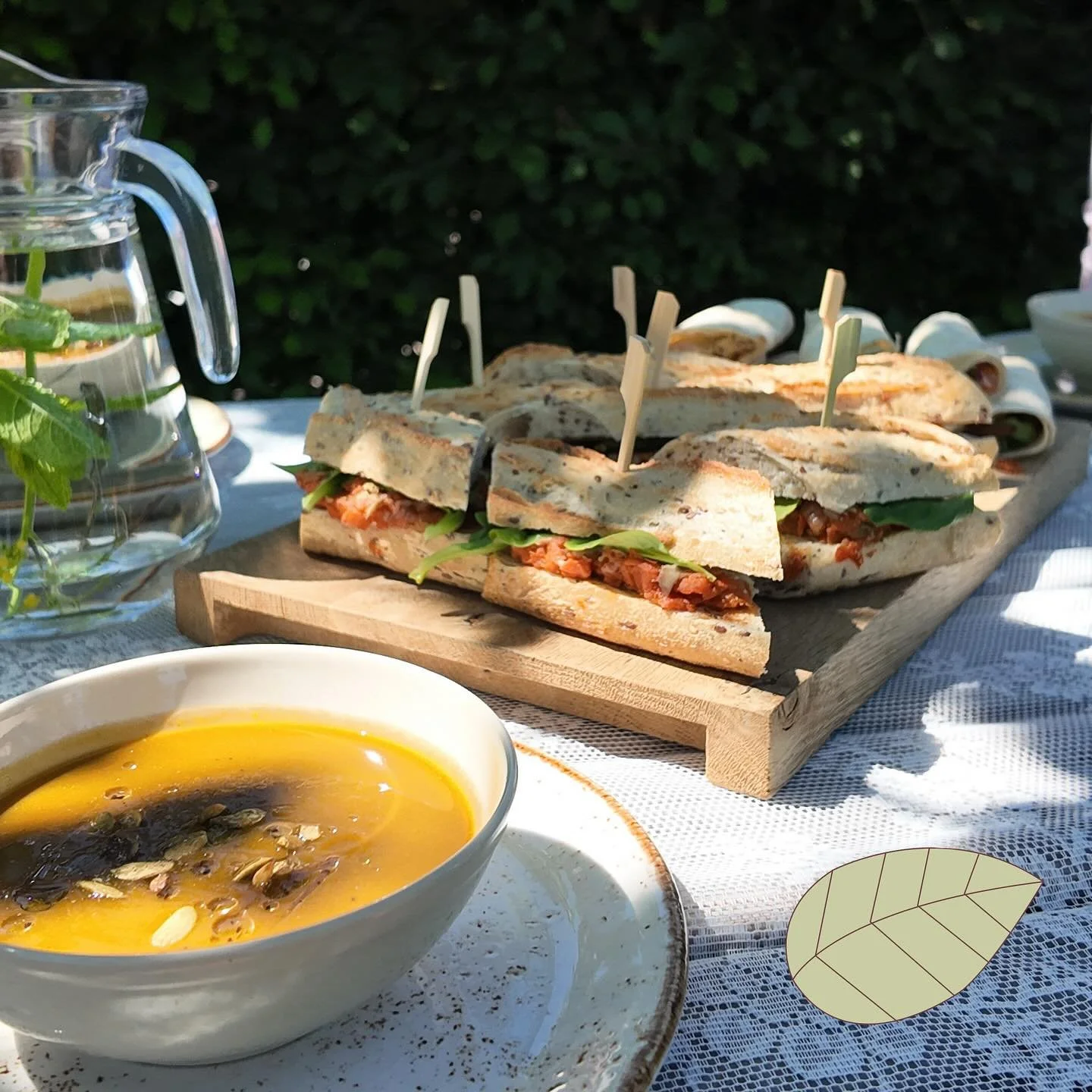 Voor de catering van onze bijeenkomsten op de dorpsverdieping van Ons Dorpje Overeind kiezen we heel bewust. Daarom hebben we om de volgende redenen gekozen voor @wildewortels 🥕🫜
	&bull;	Duurzaamheid: groenten uit eigen moestuin of van lokale tuind