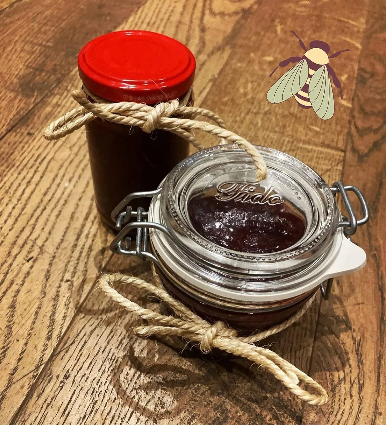 De blaadjes aan de bomen verkleuren hier langzaam op het dorpje. De herfst komt eraan 🍁🍂 
Afgelopen week hebben we de laatste bramen geplukt en heeft Pauline heerlijke jams gemaakt. Er zijn nog een paar potjes te koop in ons voedselstalletje aan de