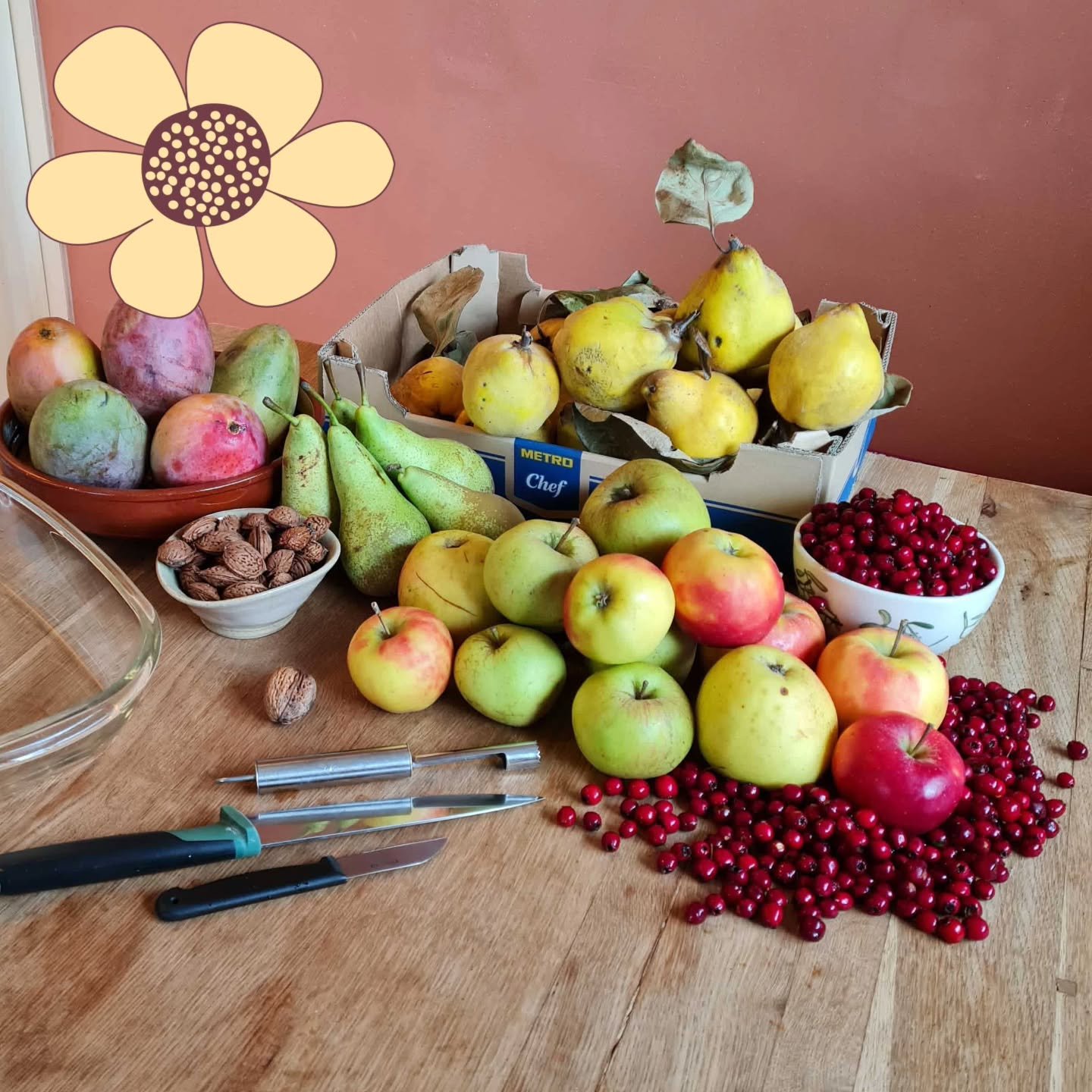 Er is de afgelopen tijd flink geoogst bij ons op het erf en dus tijd om hier iets lekkers van te maken - - &gt;

🍎🍐🍒🫐

Mocht je het hele recept willen hebben, laat dan de comment: CHUTNEY achter en we sturen het naar je door.

- 500 g Meidoornbes