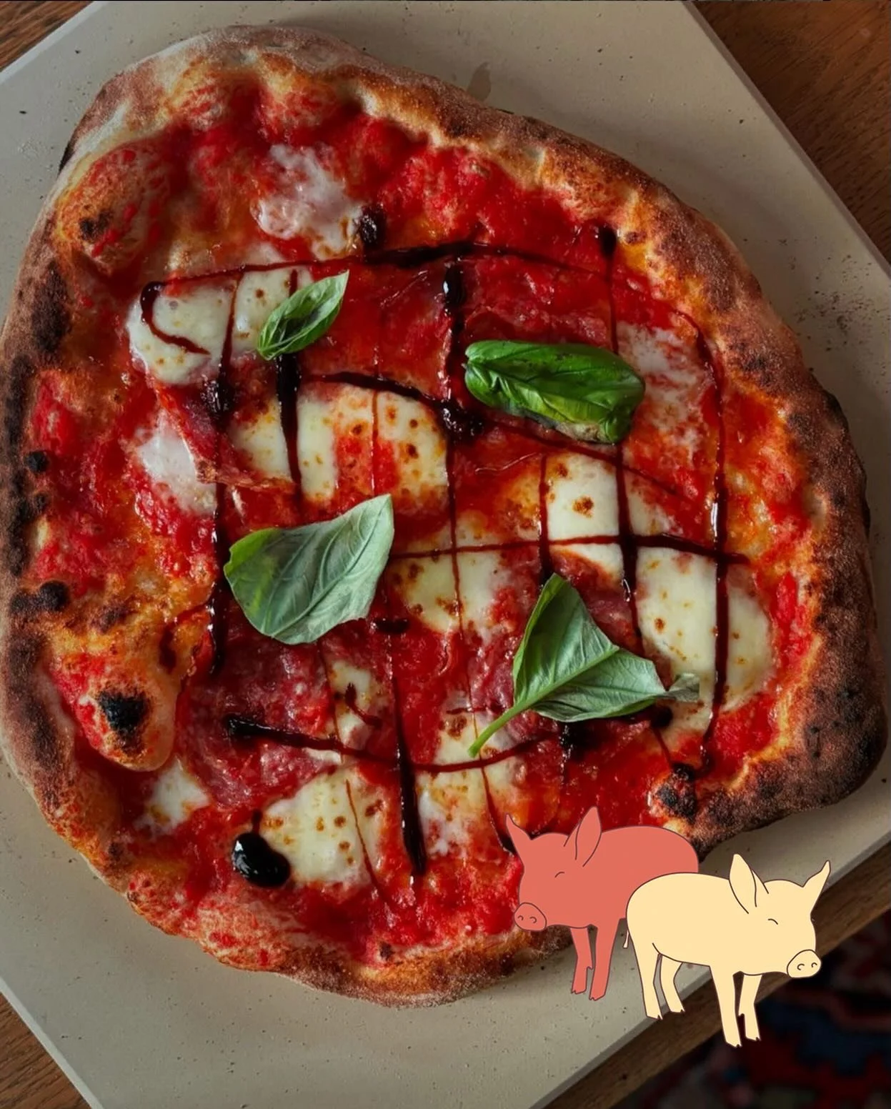 Vandaag staat het zonnetje op de planning. Perfect weer om een pizza-avond te houden. Hieronder een recept van buurvrouw Aniek dat altijd bij iedereen in de smaak valt. 🍕

Ingredi&euml;nten:

* 1 pizzabol
* 3 eetlepels olijfolie
* 400 gram tomaten
*
