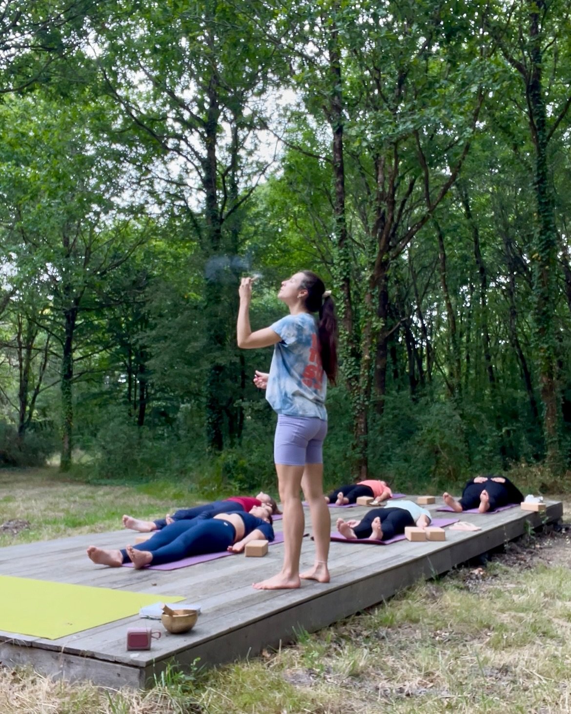 MOMENTS DE RETRAITE 🌱 organis&eacute; par @light_her_powher 

Merci &agrave; toutes ces merveilleuses femme d&rsquo;&ecirc;tre venu se re-connecter au c&oelig;ur de la nature chez @anyma_bien_etre 💚 

J&rsquo;ai eu la chance de pouvoir partager des