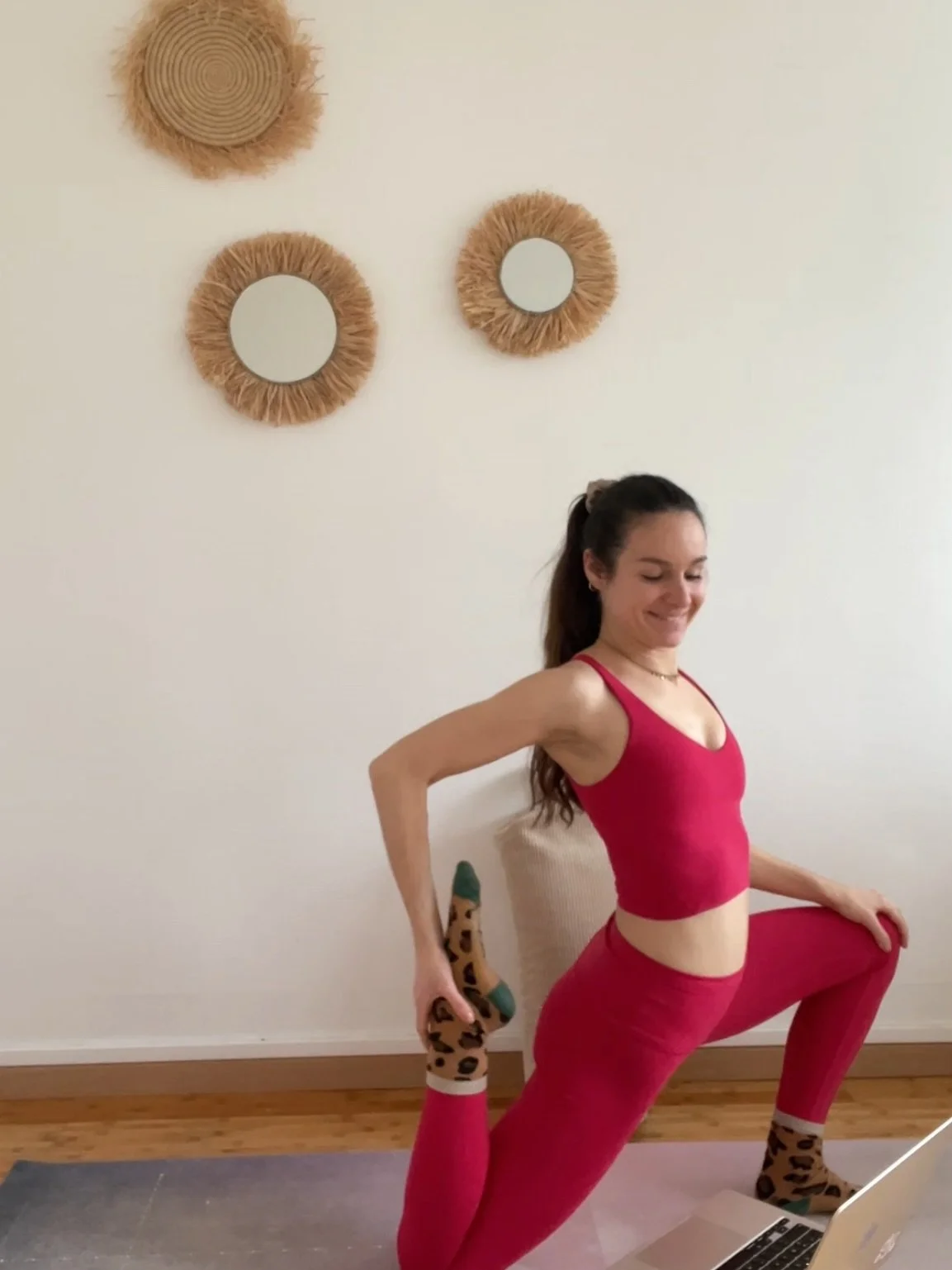 Camera roll : mes best moment de la semaine 🧘&zwj;♀️🌞✌️

🩷 Tournage pour le nouveau Studio en Ligne Solar Flow ( il sort dimanche ! 🥳) 

🔥 Flow vinyasa Detox Torsion pour &eacute;liminer les toxines et booster son syst&egrave;me immunitaire 

🥕