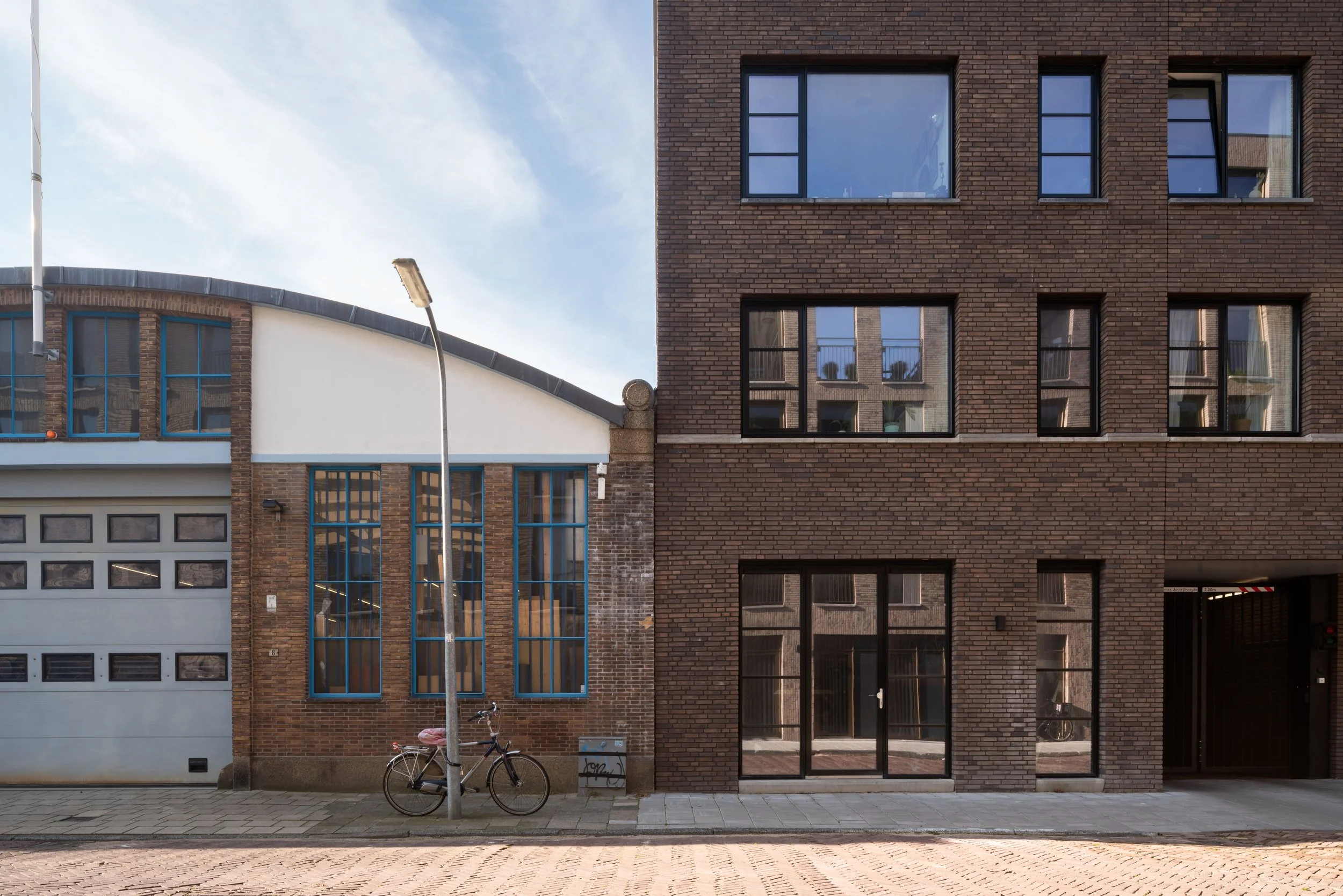 Gevel van twee industriële gebouwen in Haarlem fiets en lantaarnpaal