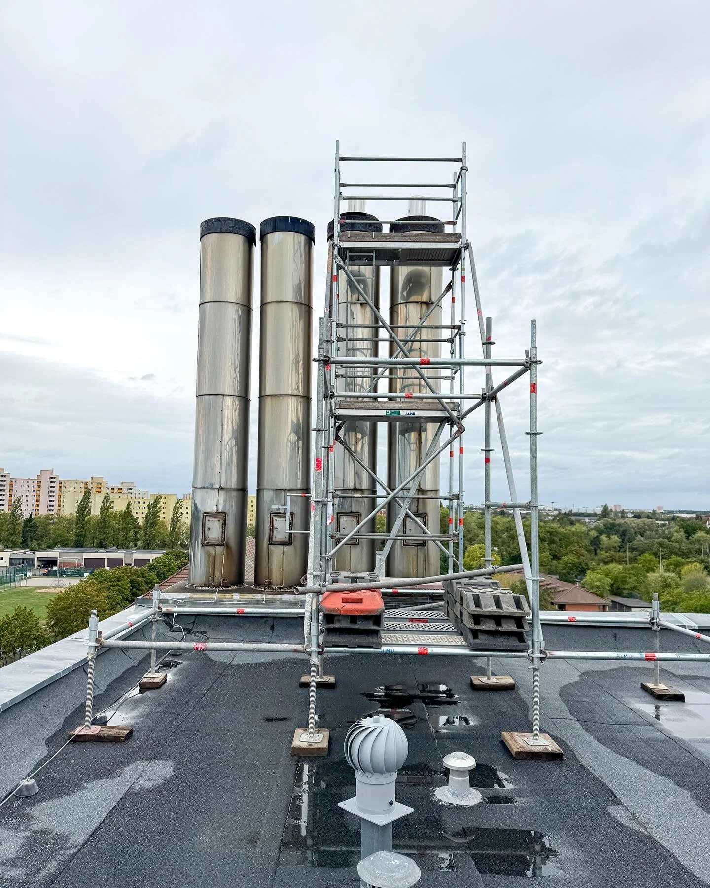 Erfolgreiche Sanierung abgeschlossen! 🔧💪 F&uuml;r unsere Heizzentrale wurde ein 30 Meter langes Rohr in den vorhandenen Stahlschornstein eingebaut. Ein gro&szlig;es Dankesch&ouml;n an unser engagiertes Team f&uuml;r die reibungslose Umsetzung diese
