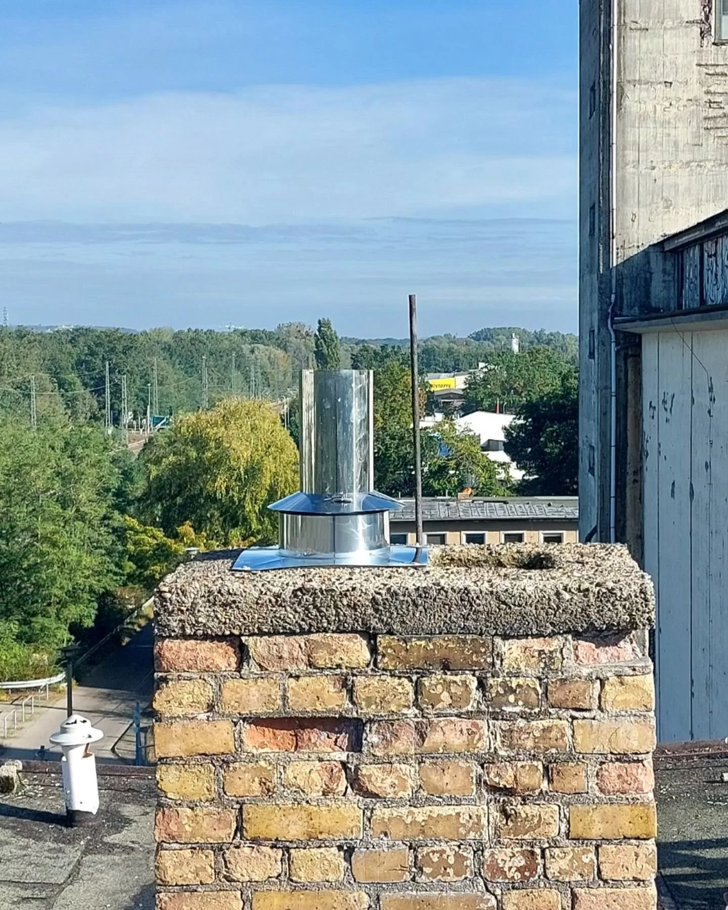 Projekt abgeschlossen! ✔️ Heute haben wir erfolgreich einen Edelstahlelementschornstein f&uuml;r die W&auml;rmeversorgung durch 4 Brennwertkessel fertiggestellt.🔥#Schornsteinbau #edelstahl #brennwertkessel #handwerkskunst #heiztechnik #lustaufhandwe