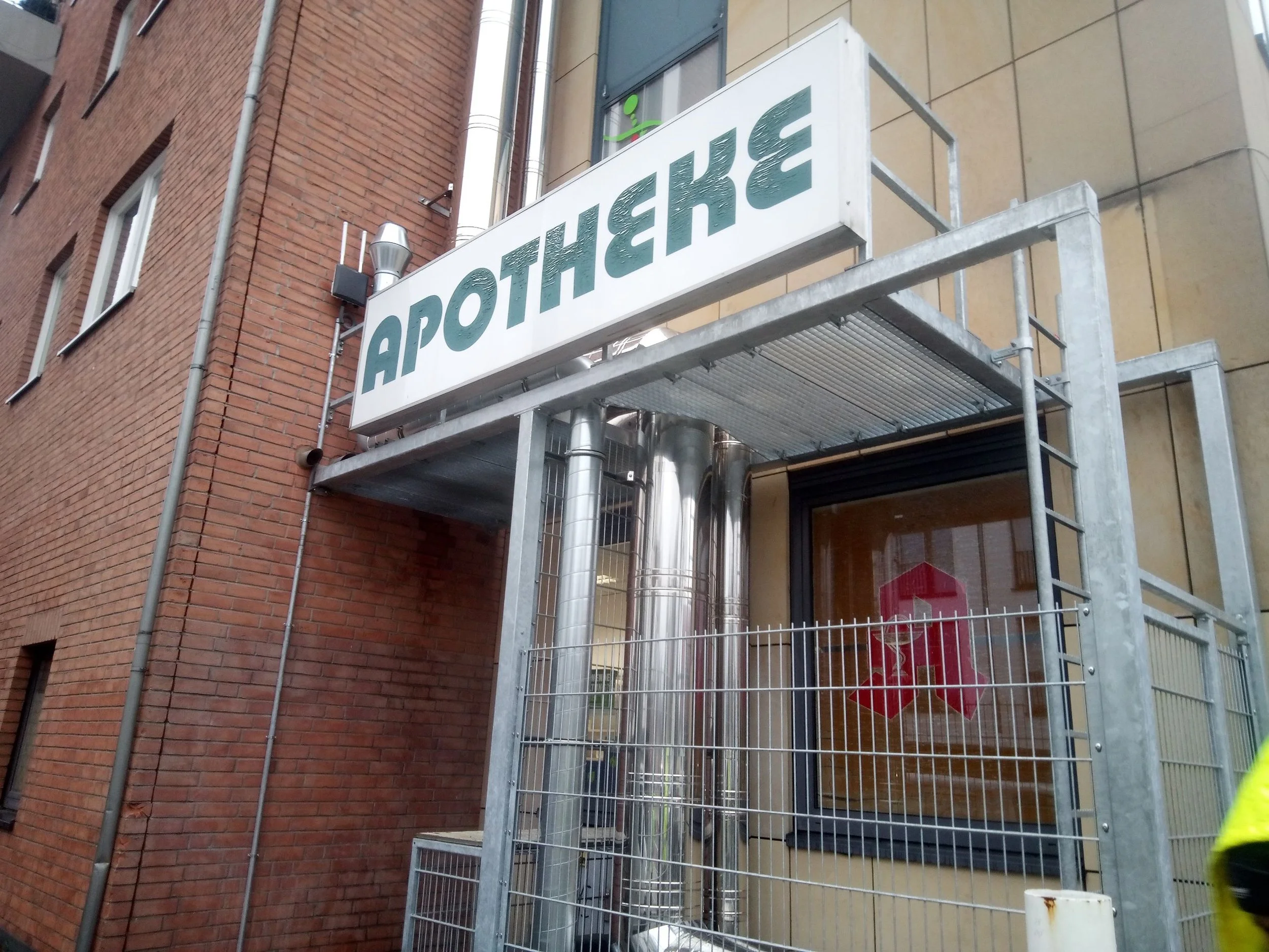 Haltekonstruktion, Stahlkonstruktion vor Apotheke