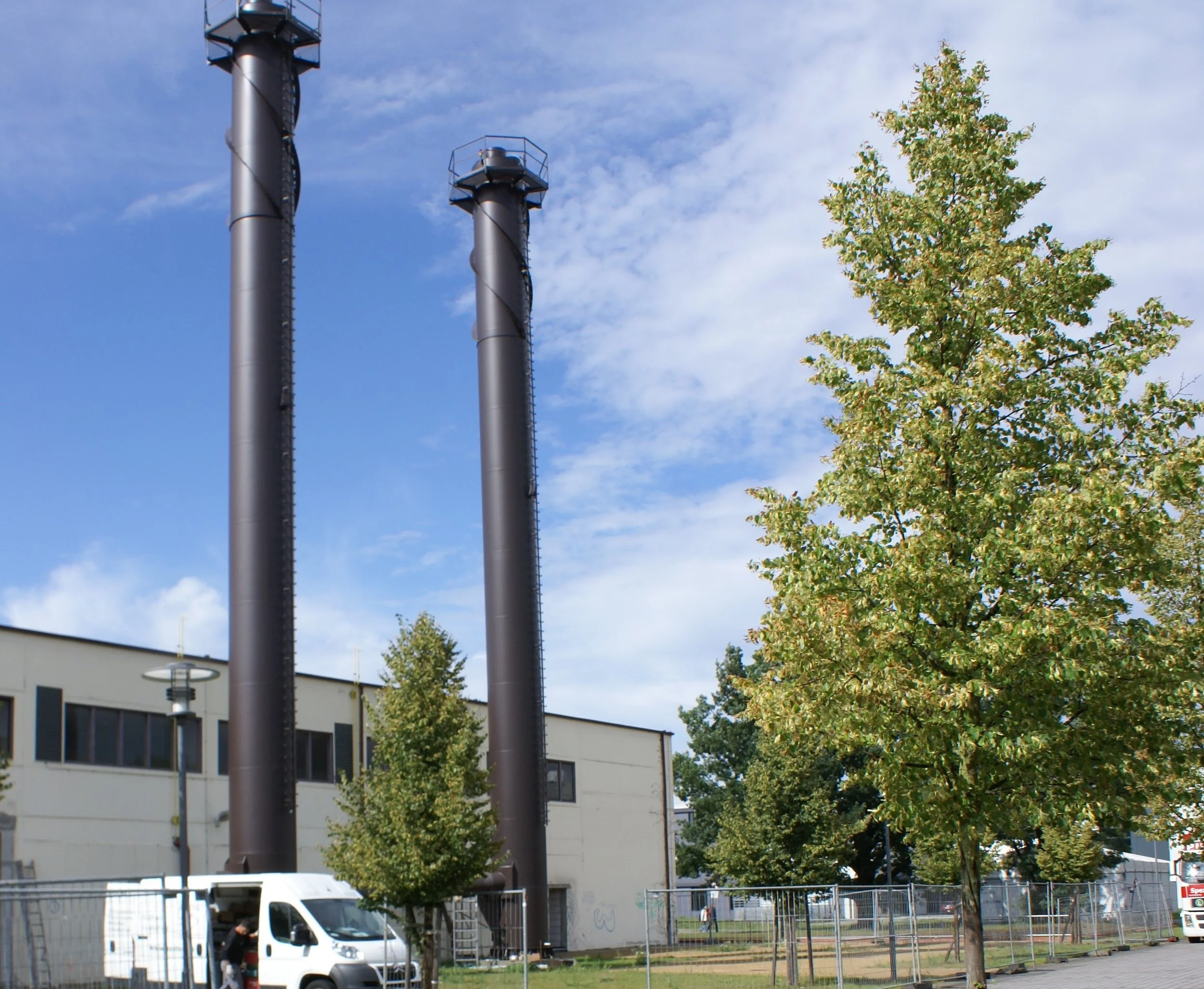 Zwei Stahlschornsteine in Golm