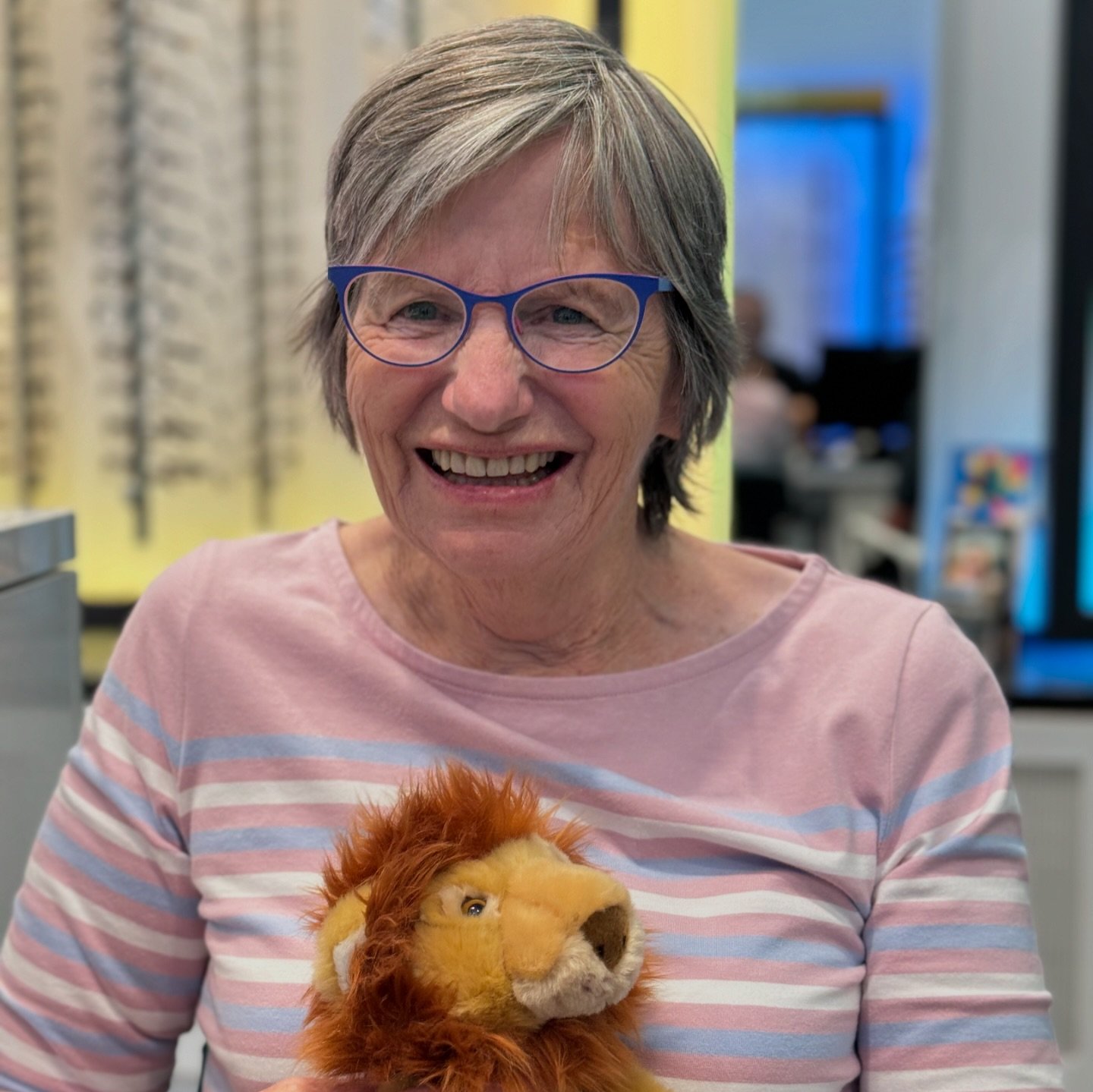 Check out Mrs Dixon with her brand new Japanese Titanium Varifocals from @wolfeyewearuk Alpha collection and her sunglasses from @gucci - and of course with her favourite member of the Dunstable Eye Centre team, Lenny the Lion 🦁 

#newglasses #sungl