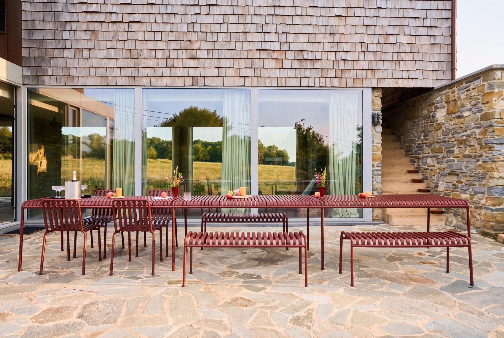 04_terrace-red-outdoor-furniture-glass-facade.jpg