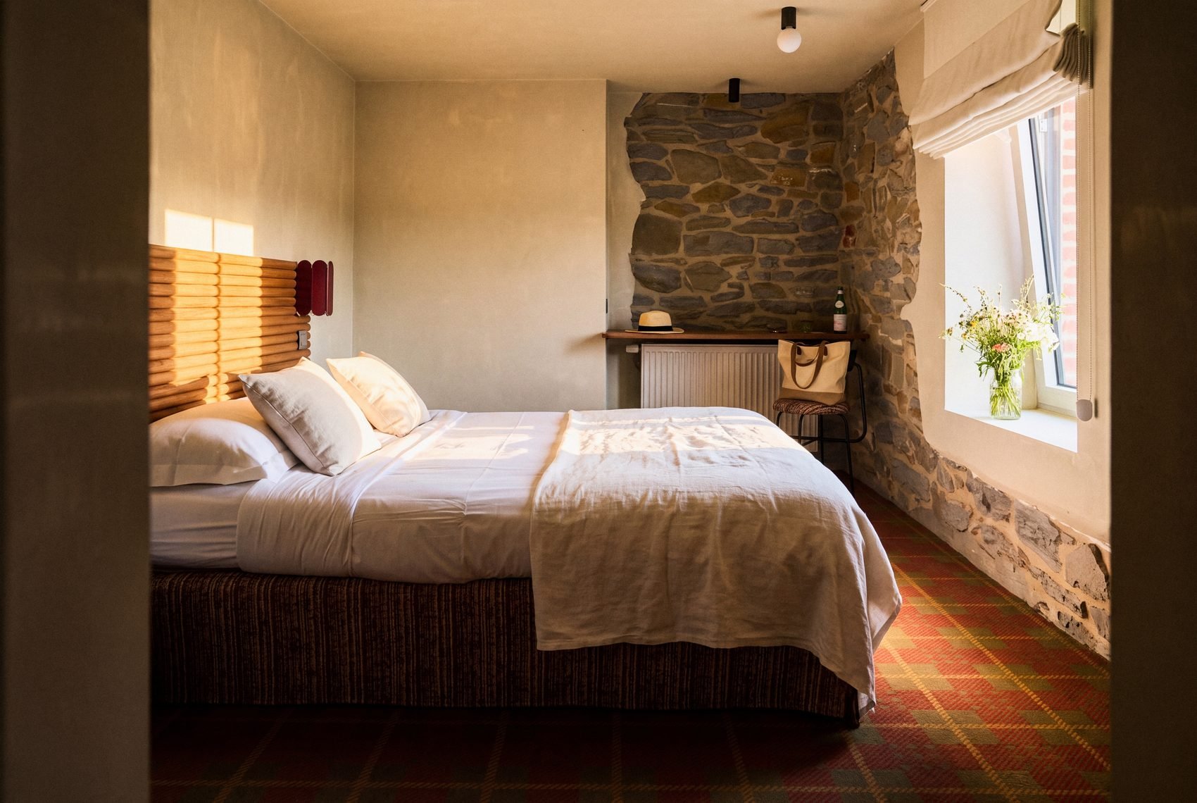 30_bedroom-stone-wall-flowers-daylight.jpg