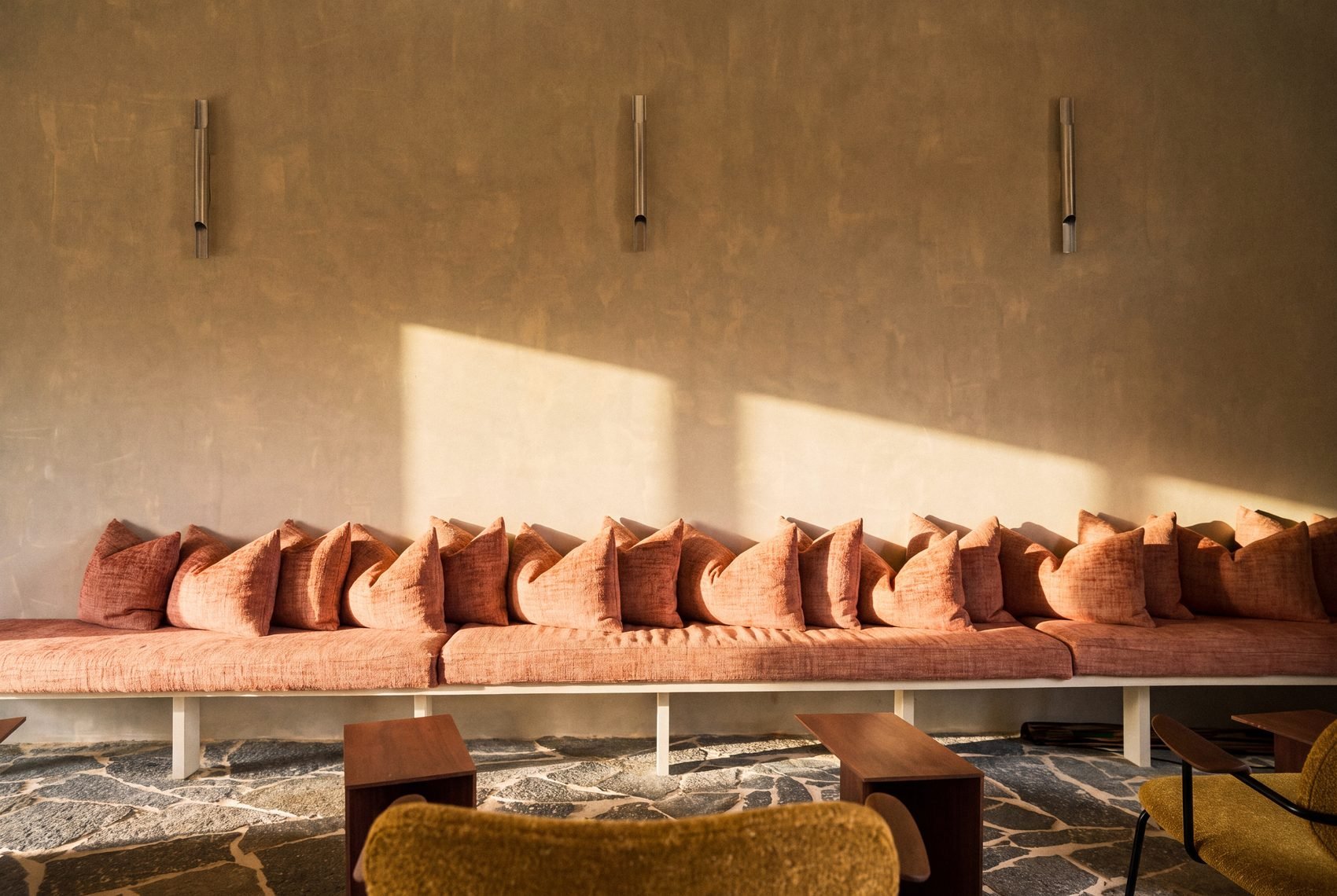 16_polyvalent-room-terracotta-cushion-banquette.jpg