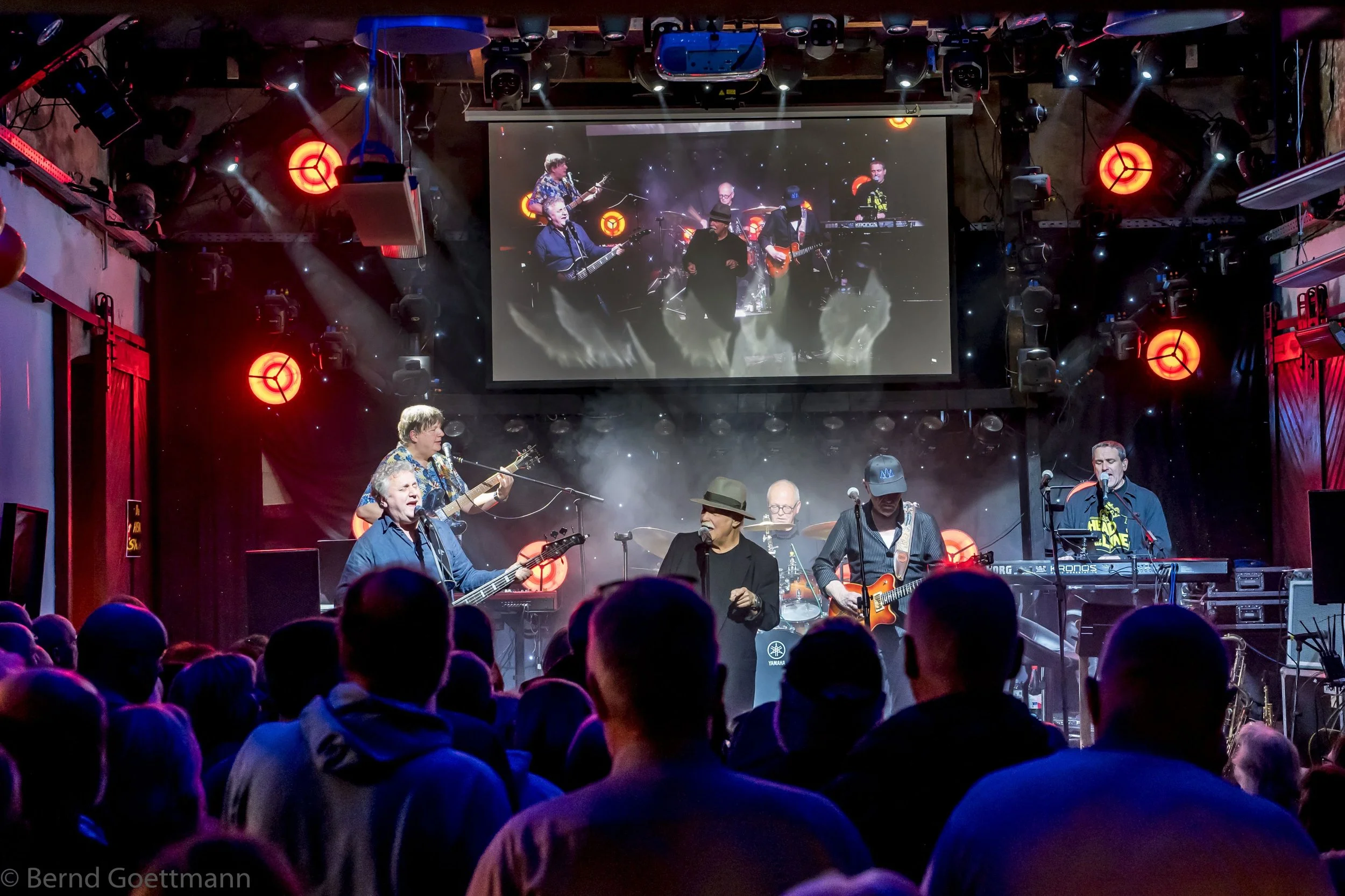 Optisches und akustisches Feuerwerk: Headline Revival rockt die Kulturhalle Stockheim