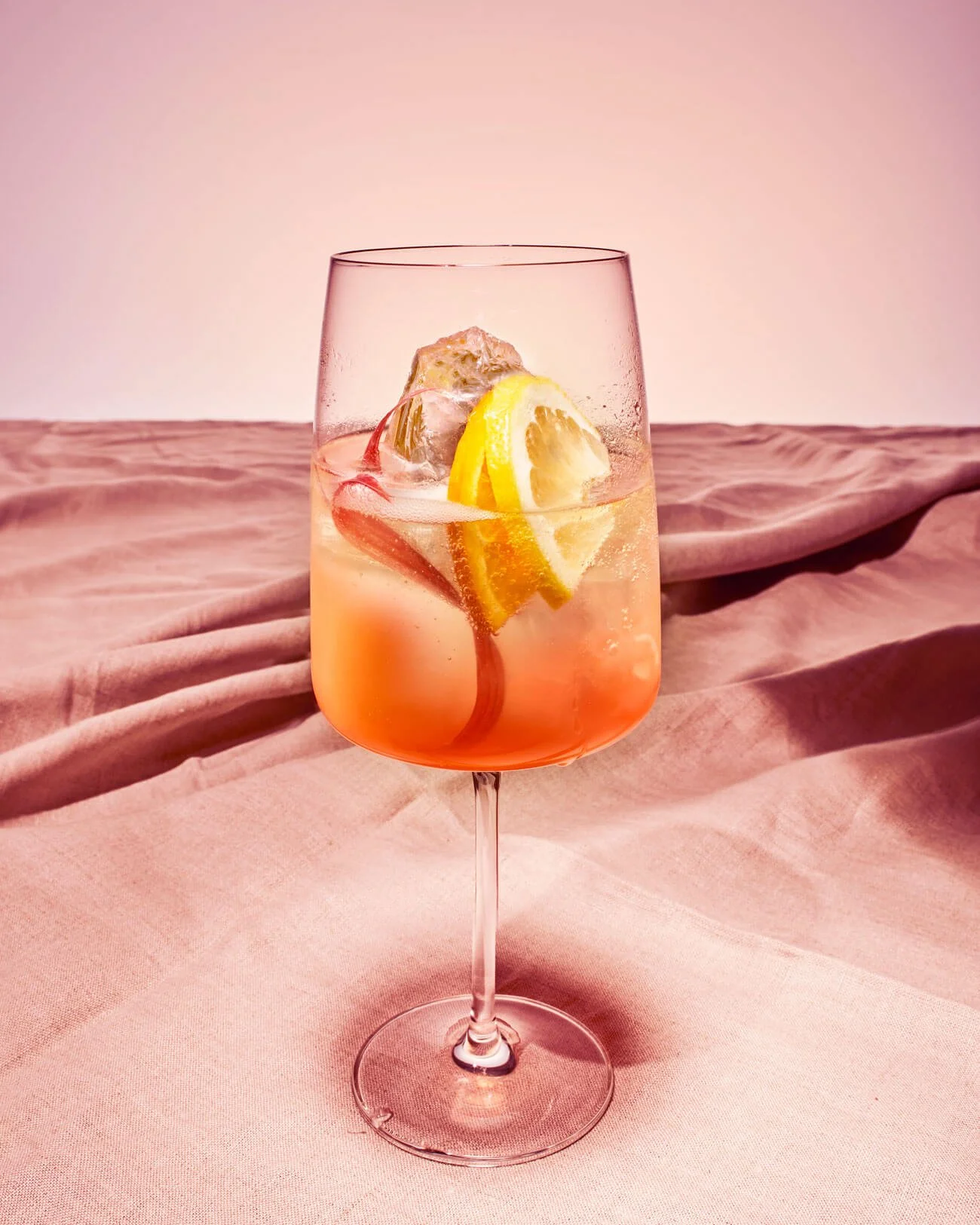 Rhabarber – alkoholfreier Vermouth Sprizz mit Ingwer