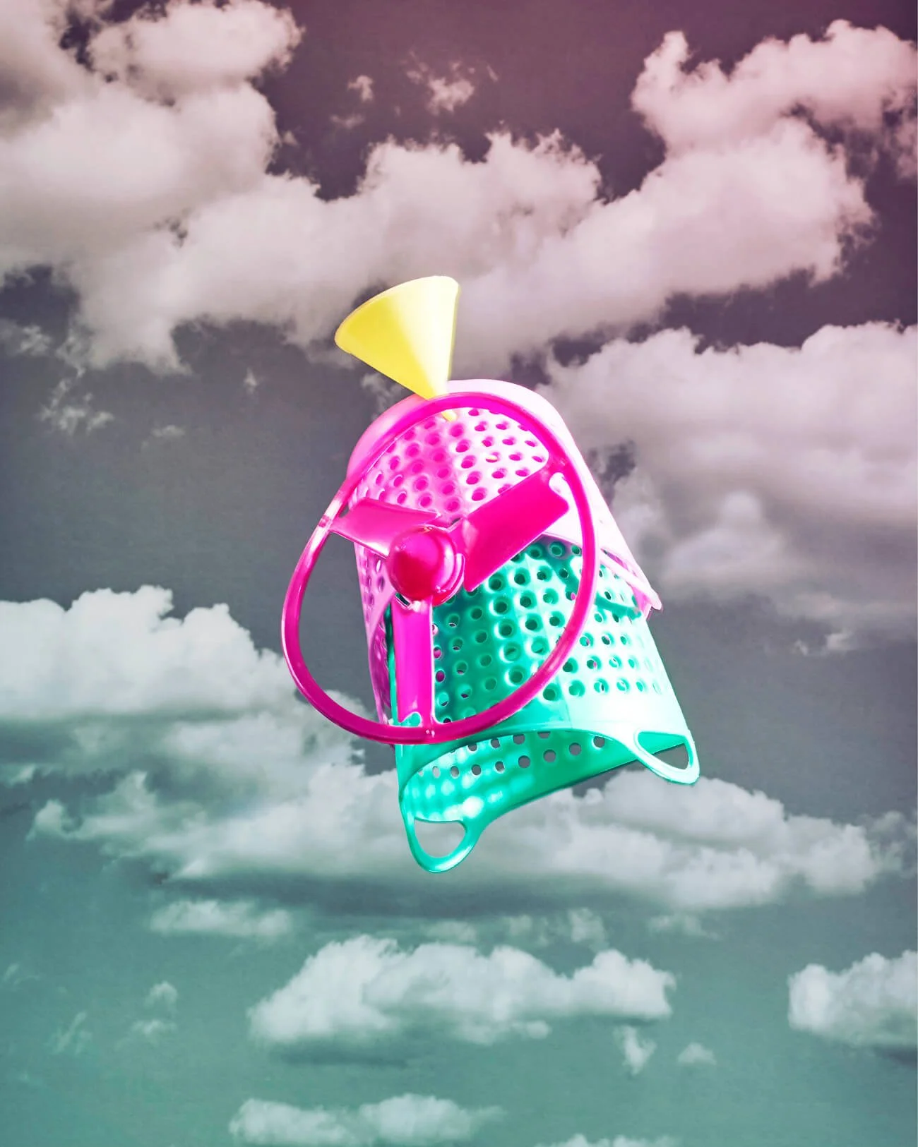 Surreales Bild eines normalen Gegenstands aus bunten Plastik, der wie ein fliegendes Objekt in einem wolkigen Himmel schwebt.