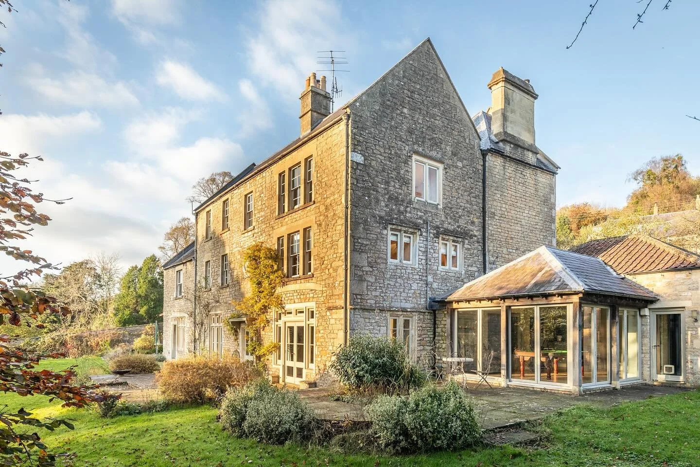 INTRODUCING this Georgian ‘Glebe House’ with Garden Views & Tennis Court, to the Curated Property portfolio! 🌿 This Grade II listed Georgian masterpiece near Bath offers 7 luxurious bedrooms, 5 elegant bathrooms, and sprawling living