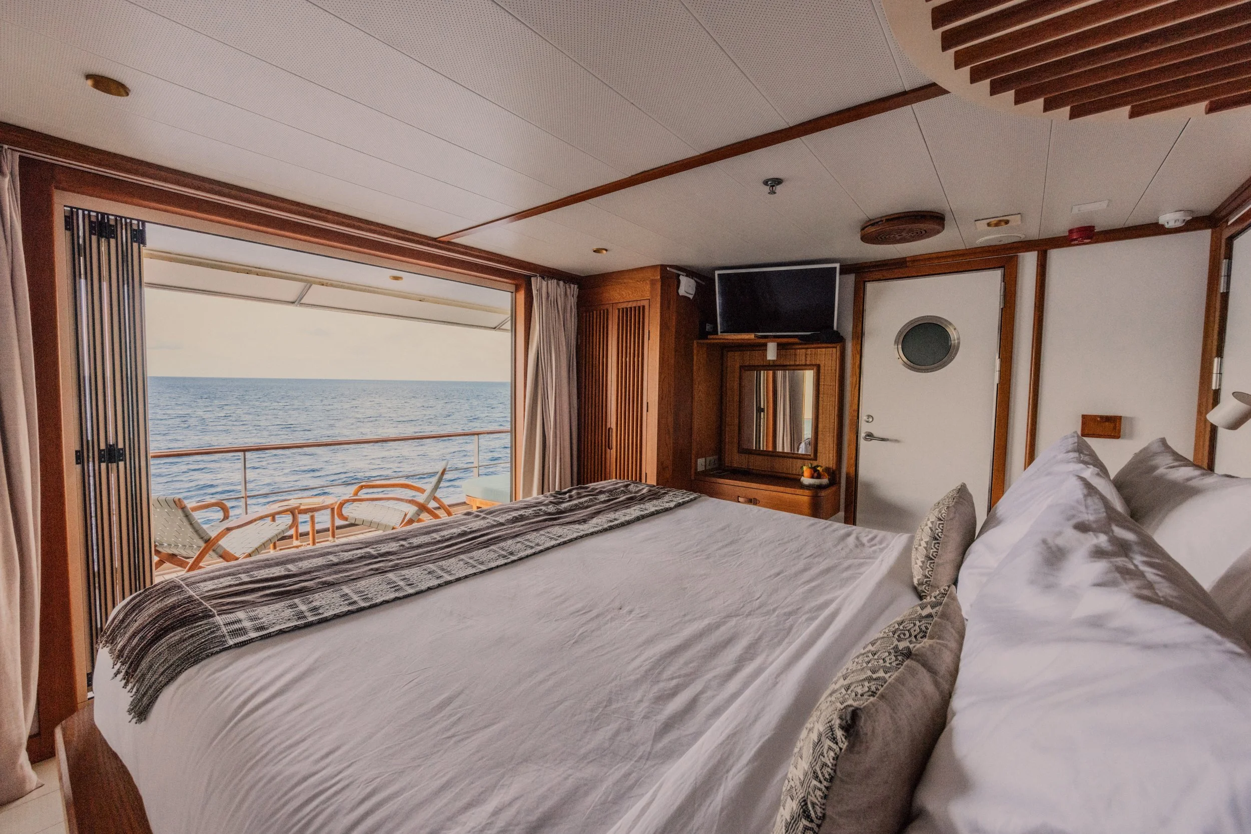 kudanil-explorer-expedition-yacht-cabin-stateroom-0.jpg