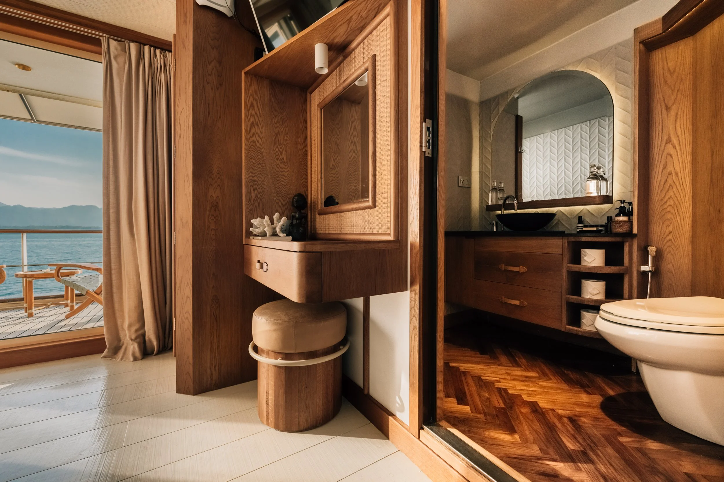 kudanil-explorer-expedition-yacht-cabin-stateroom-13.jpg