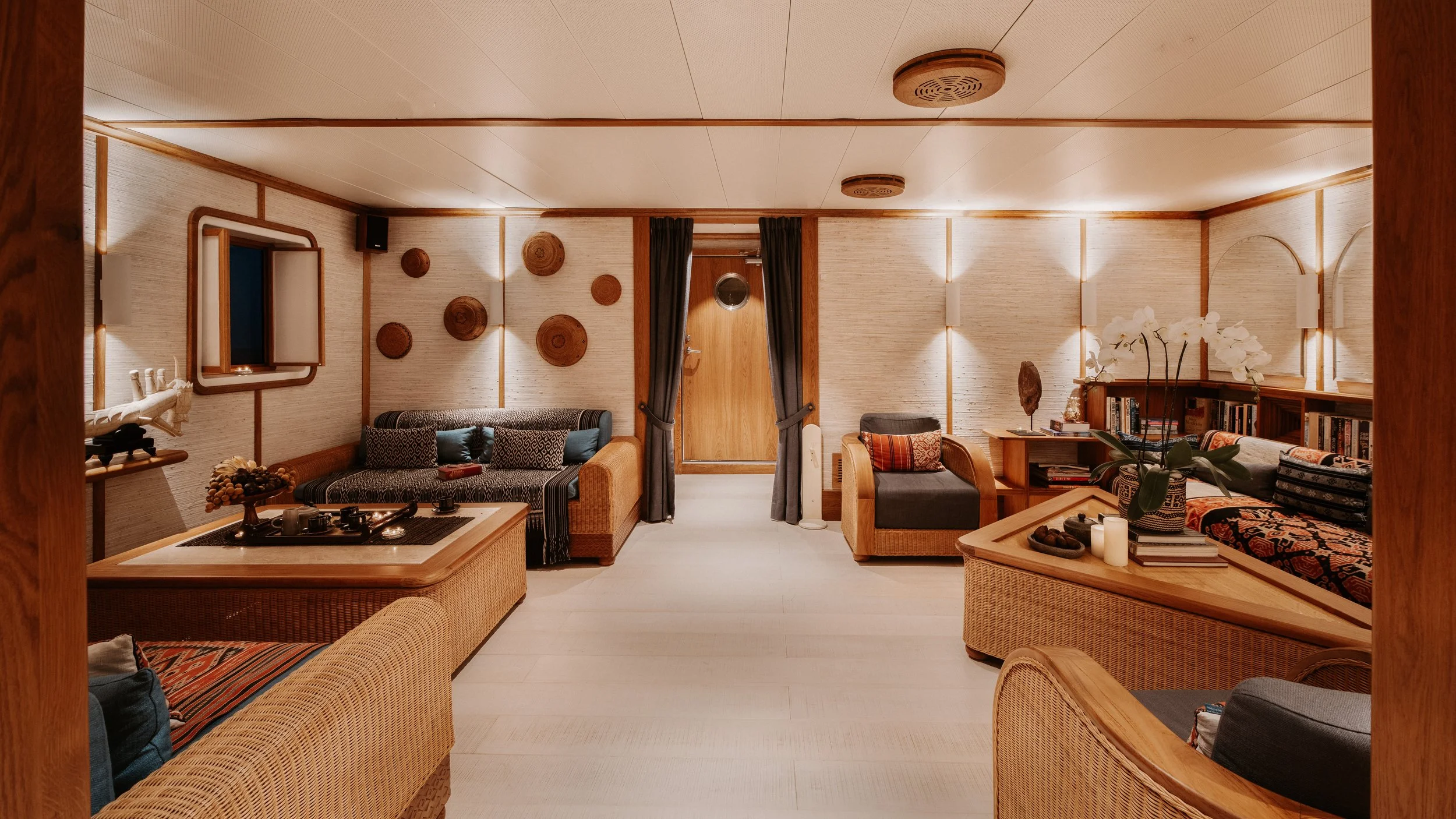 kudanil-explorer-expedition-yacht-main-deck-library-2.jpg.jpg