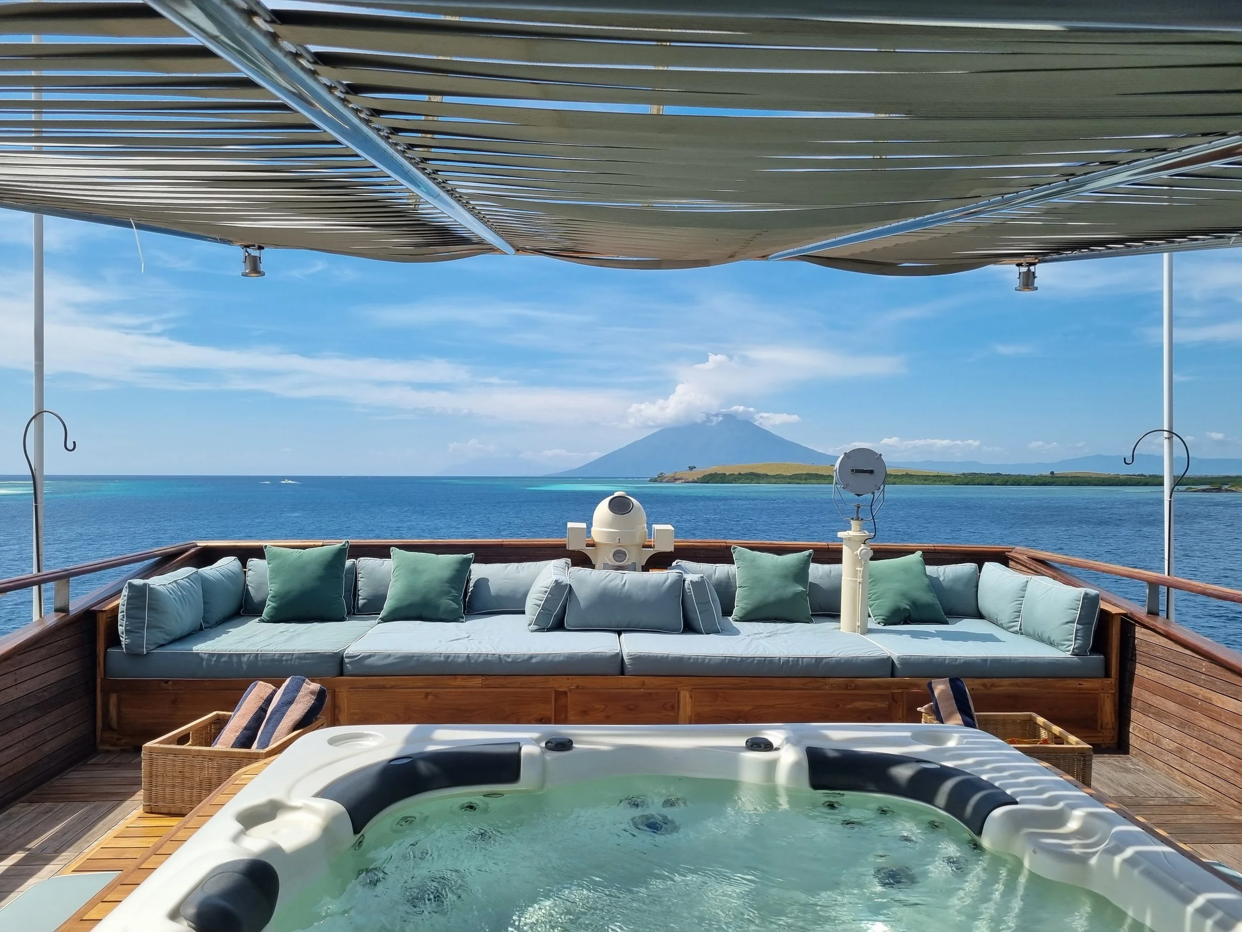 kudanil-explorer-expedition-yacht-monkey-island-jacuzzi-1.jpg