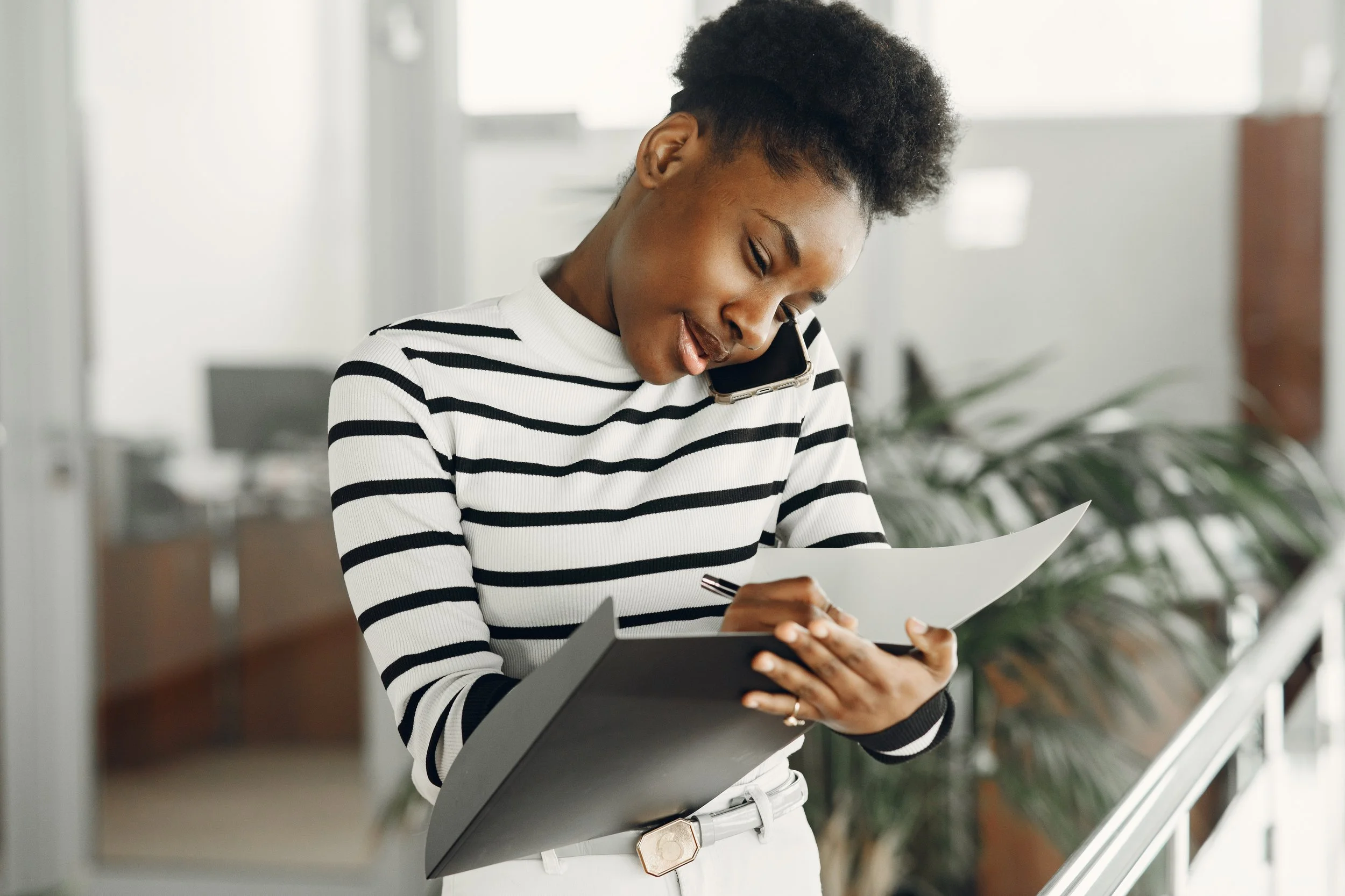 Picture prise de rdv woman-with-mobile-phone-lady-with-documents.jpg