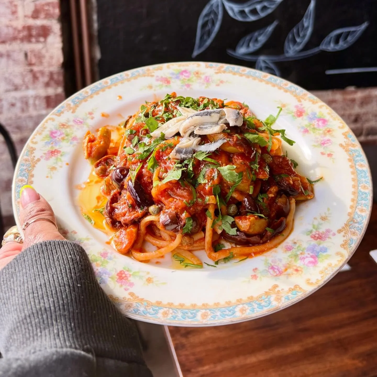 One of our favorite classics, featuring some beautiful and delicious Sicilian anchovies.

🎣👨🏻&zwj;🍳 🍝🫒🧄Bucatini Puttanesca. Sicilian Anchovy, Italian Tomato, Black &amp; Green Olives, Capers, Garlic, Chili, Lemon

#puttanesca #pasta #bucatini 