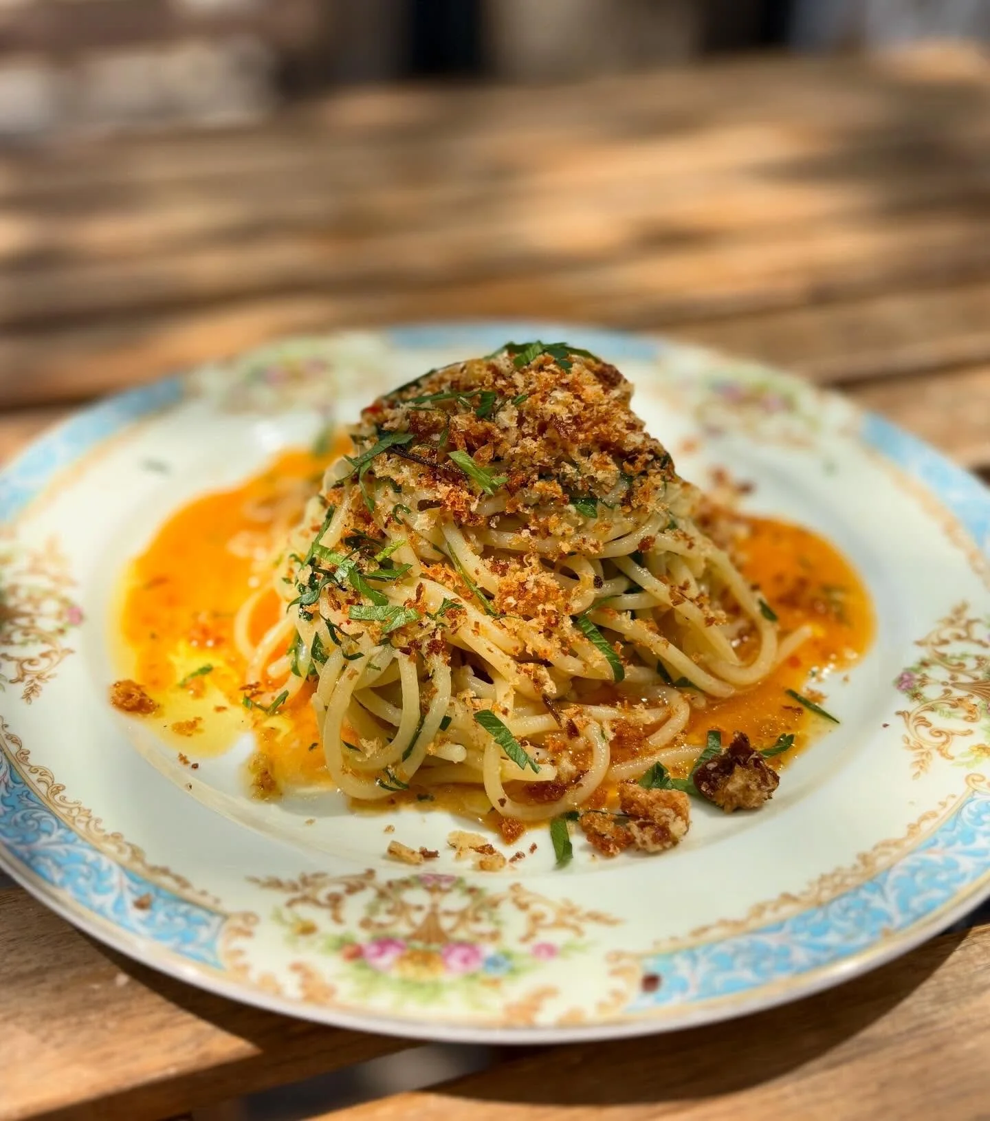 Salty, kinda spicy, and sooooo smooth 🎣

Spaghetti Colatura. Anchovy Sauce, Garlic, Chili, Parsley, Lemon, Bread crumbs.

#colatura #spaghetticolatura #anchovysauce #amblerpa #freshpasta