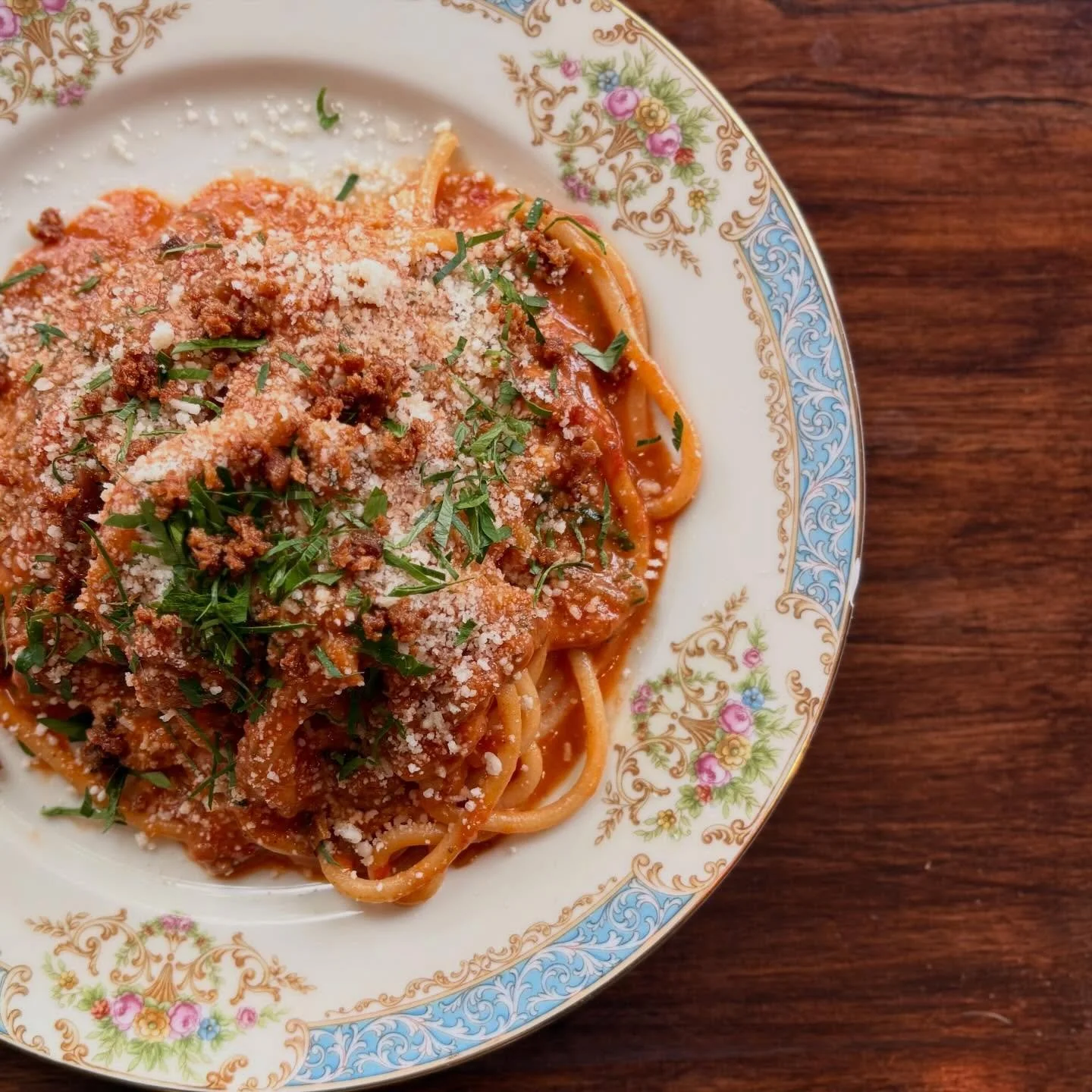 Hey y&rsquo;all, almost dinner time :) here&rsquo;s our duck ragu! 🍝 We&rsquo;re serving this one all weekend long, so don&rsquo;t miss out!!

Bigoli con Ragu d&rsquo;Anatra. Braised Duck, Italian Tomato, Soffritto, Chianti, Grana Padano.

#freshpas