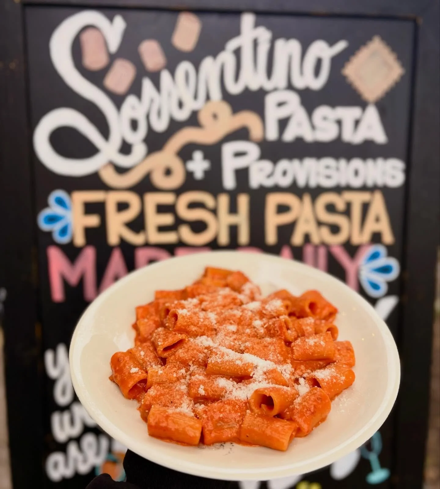 Sloooooowwwww braised onions + tomatoes perfectly coming together in this simple classic from Bologna! Do notttttt sleep on this dish. ❤️🤤 

Rigatoni il Friggione. Italian Tomato, Red+ White Onions, Pecorino Romano.

#freshpasta #amblerpa #friggione