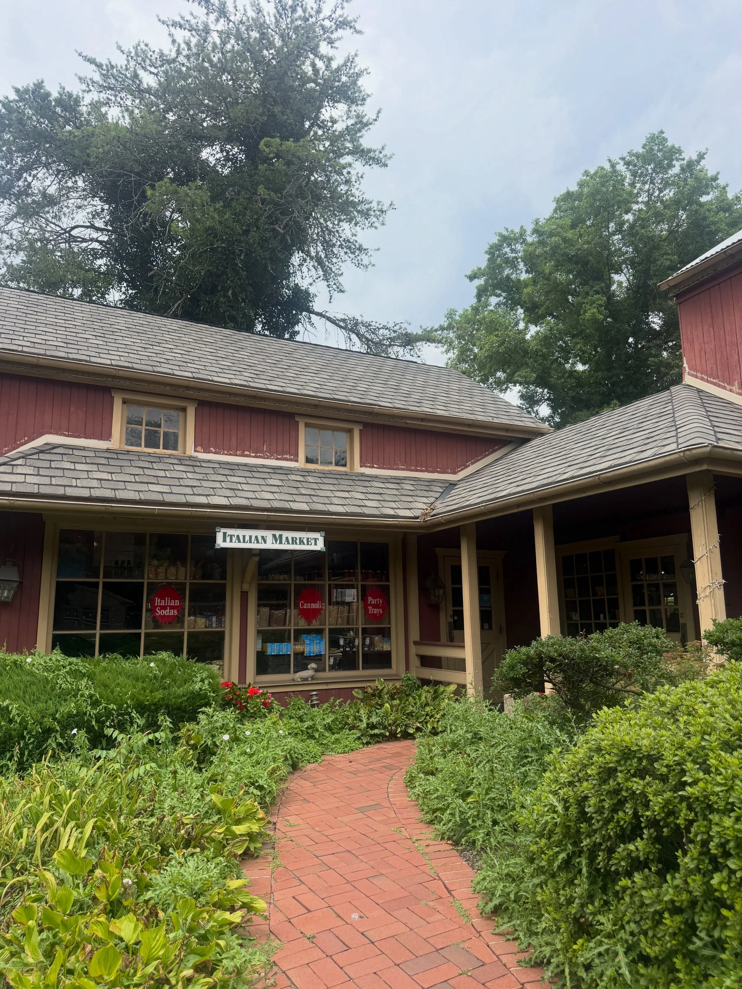 There&rsquo;s a lot to love about @skippackitalianmarket 
-The beautiful hoagies and sandwiches they make
-The delicious homemade sauces, soups, spreads and frozen meals 
-A well stocked Italian deli counter with all the favorites

..and that&rsquo;s